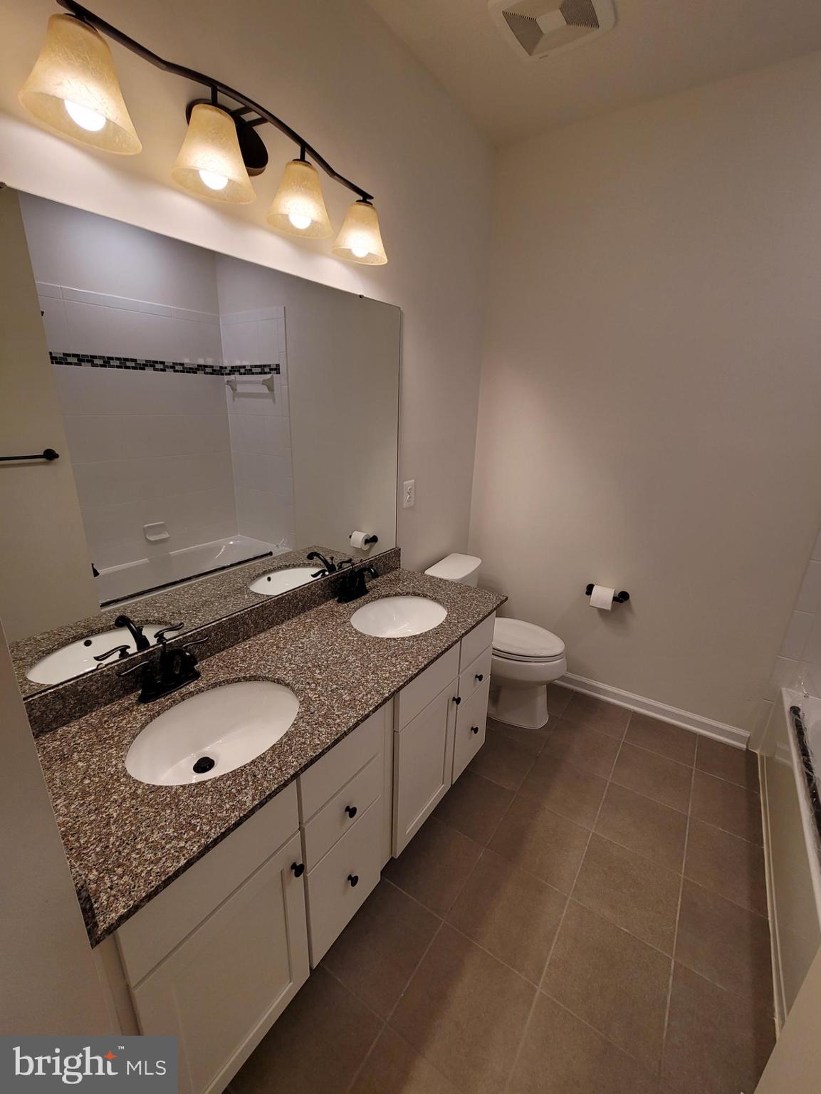 LOUDOUN CROSSING CONDOMINIUM - Residential Lease