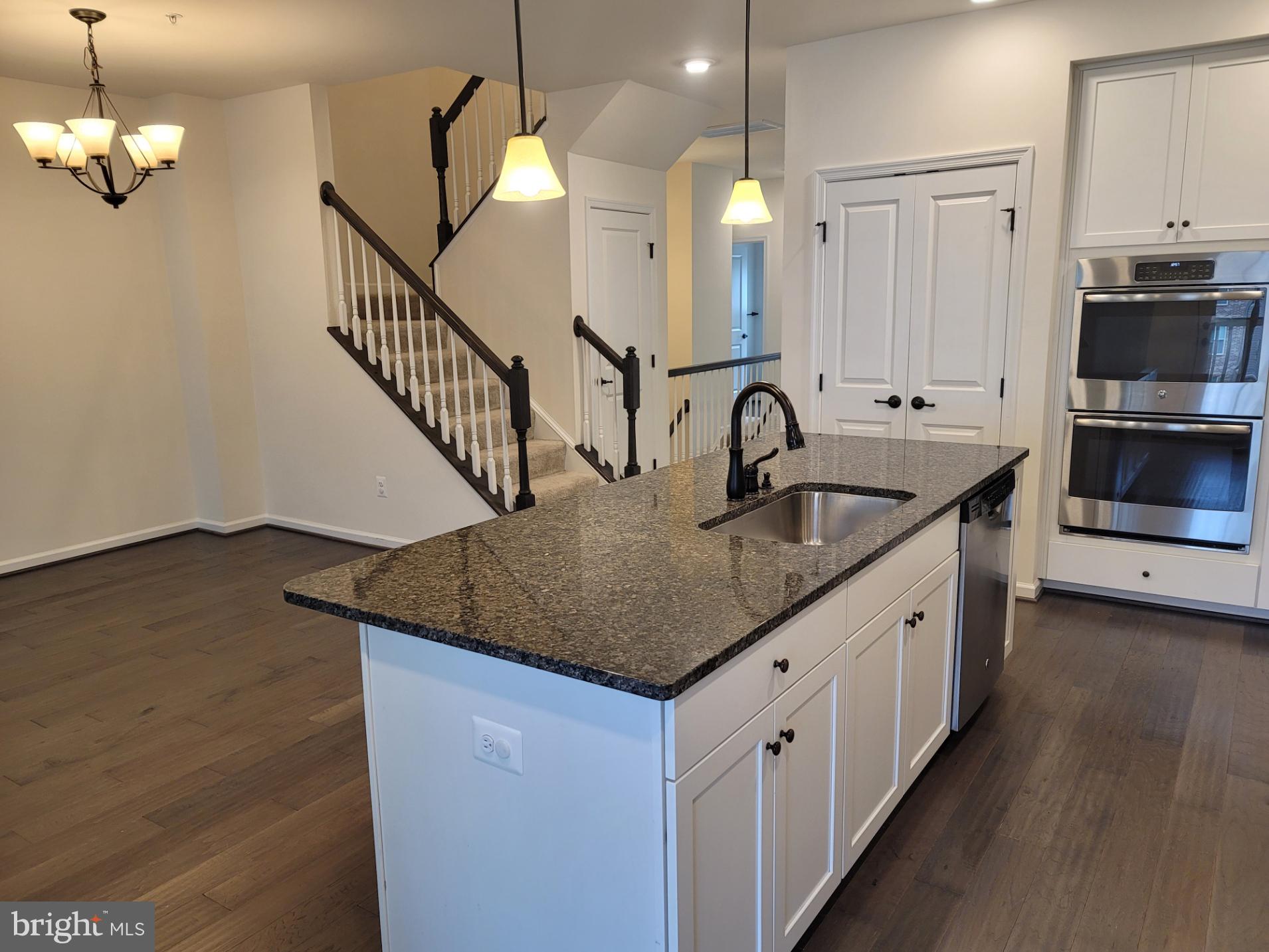 LOUDOUN CROSSING CONDOMINIUM - Residential Lease