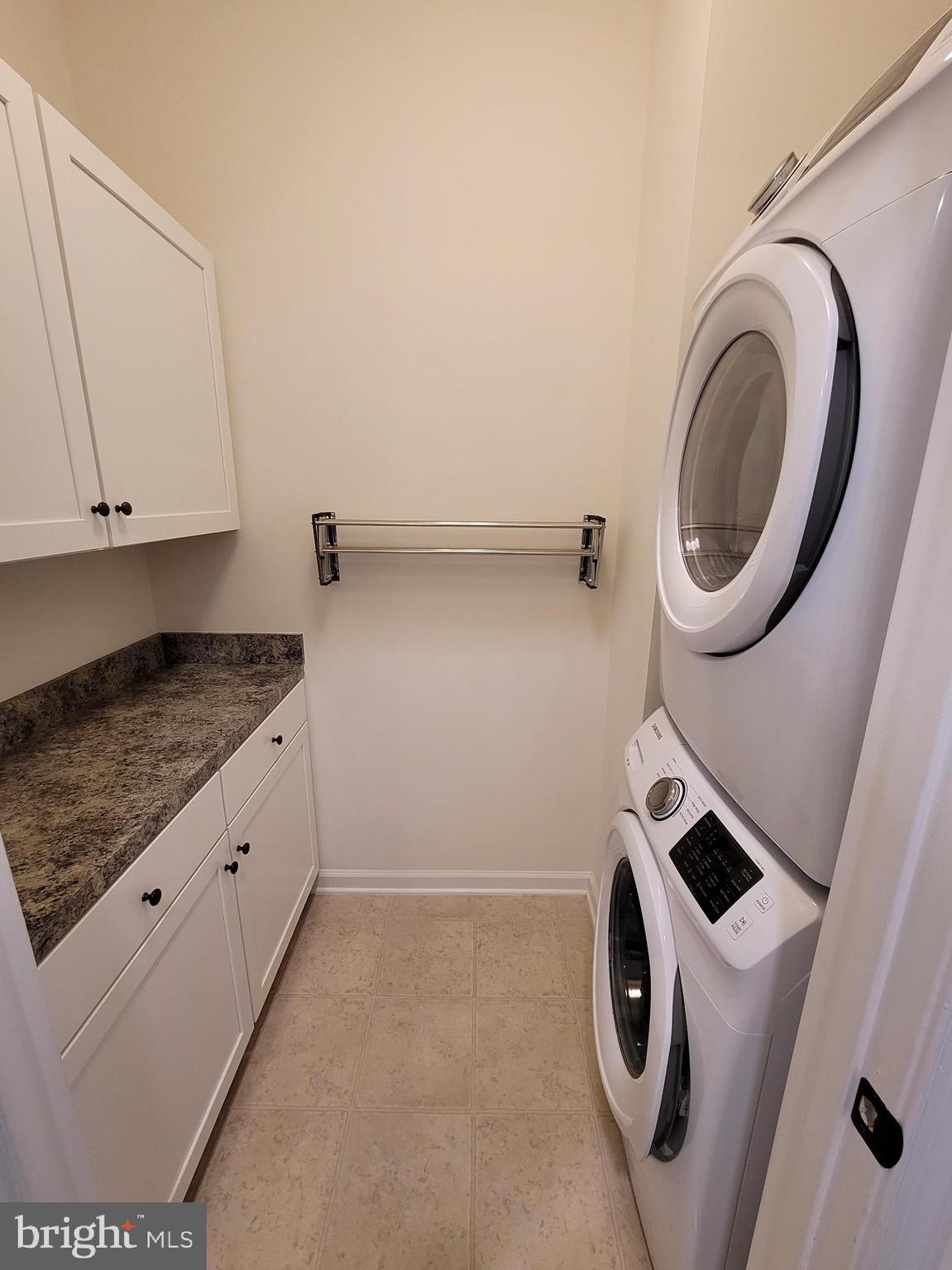 LOUDOUN CROSSING CONDOMINIUM - Residential Lease