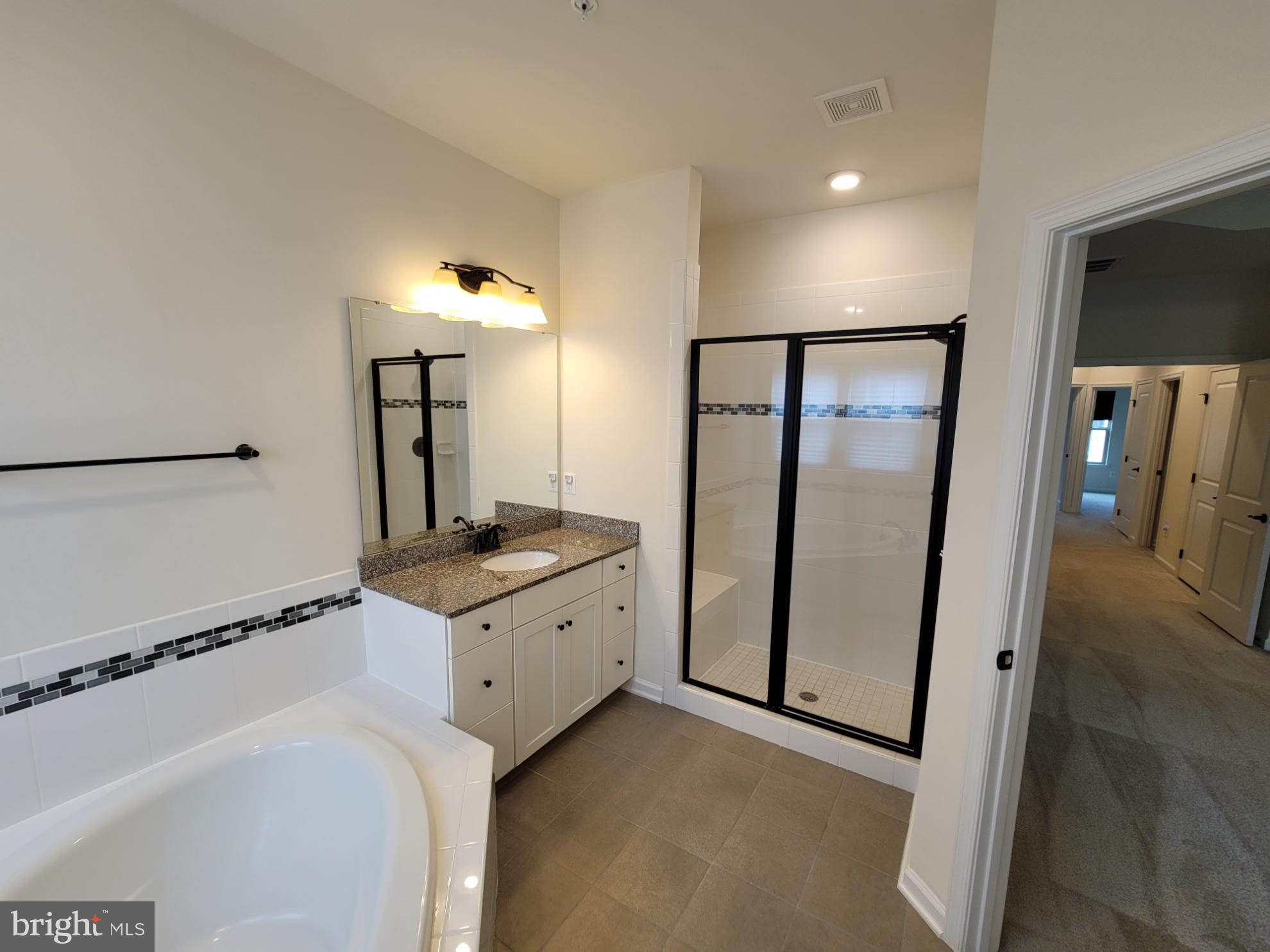 LOUDOUN CROSSING CONDOMINIUM - Residential Lease