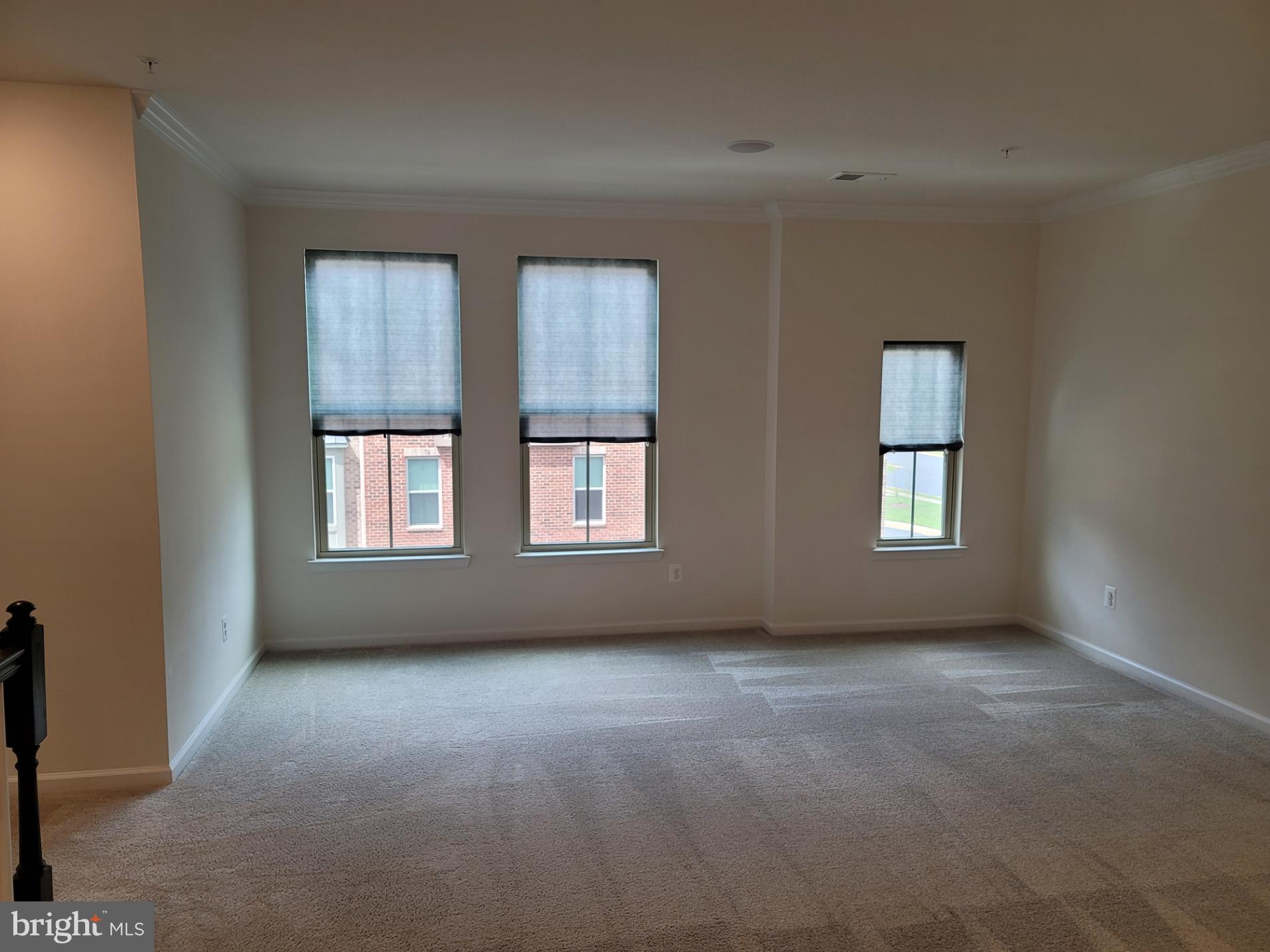 LOUDOUN CROSSING CONDOMINIUM - Residential Lease