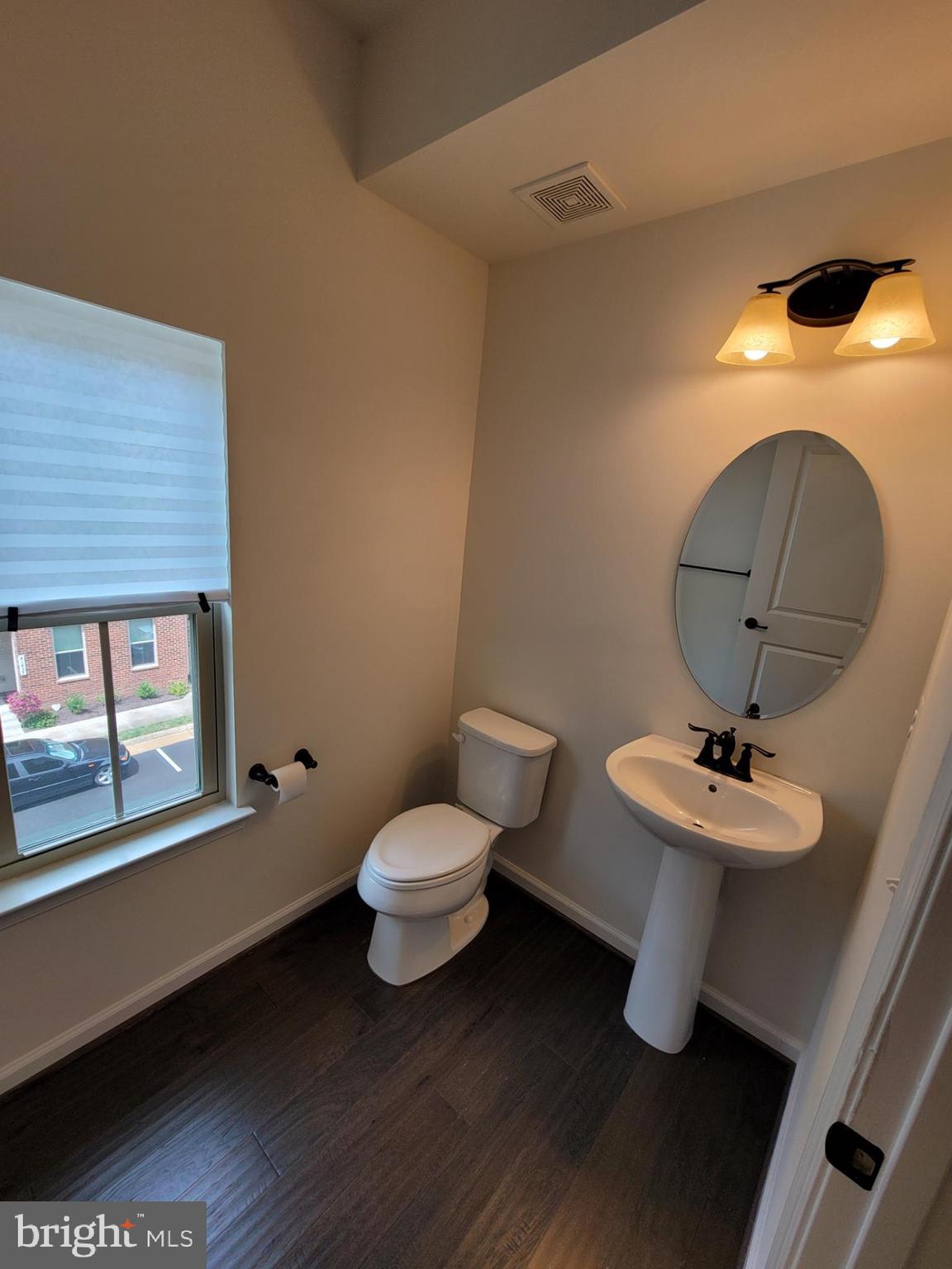 LOUDOUN CROSSING CONDOMINIUM - Residential Lease