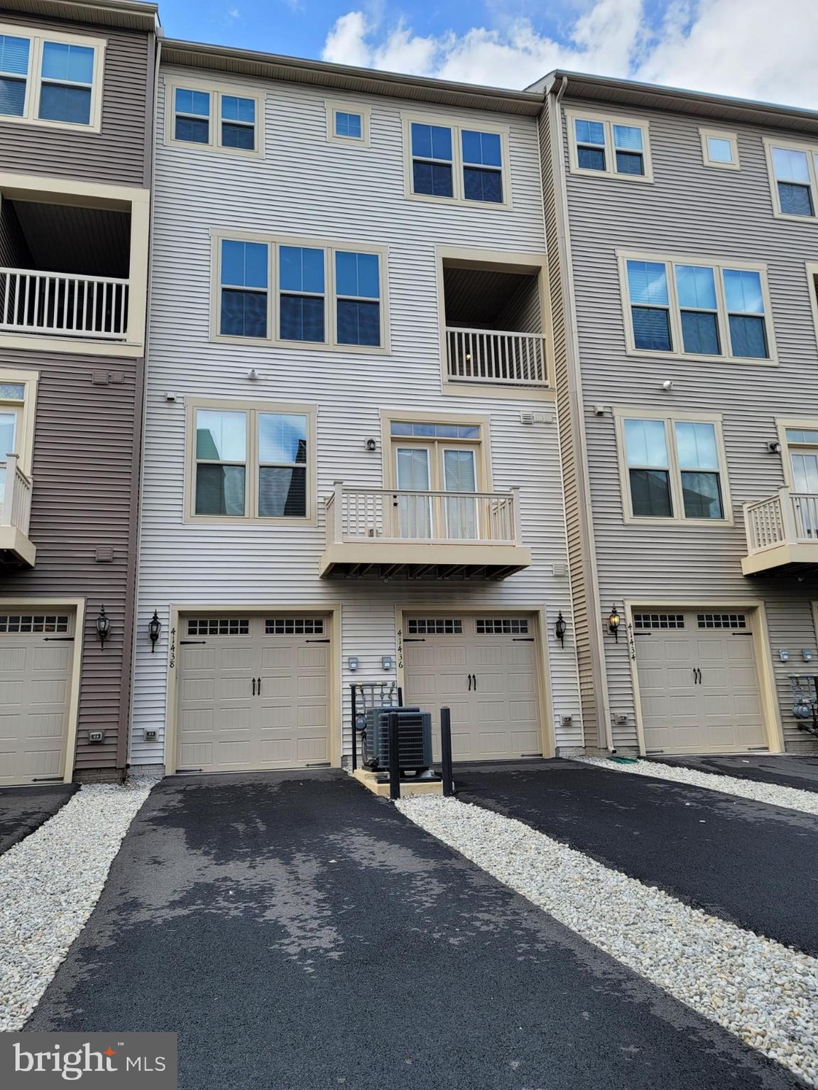 LOUDOUN CROSSING CONDOMINIUM - Residential Lease