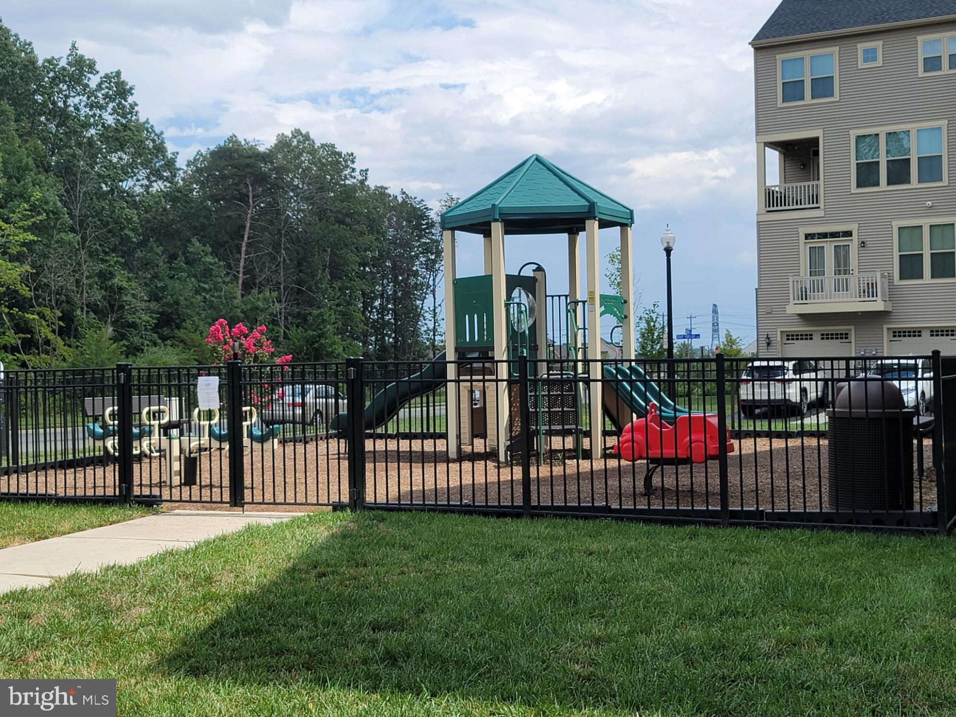 LOUDOUN CROSSING CONDOMINIUM - Residential Lease