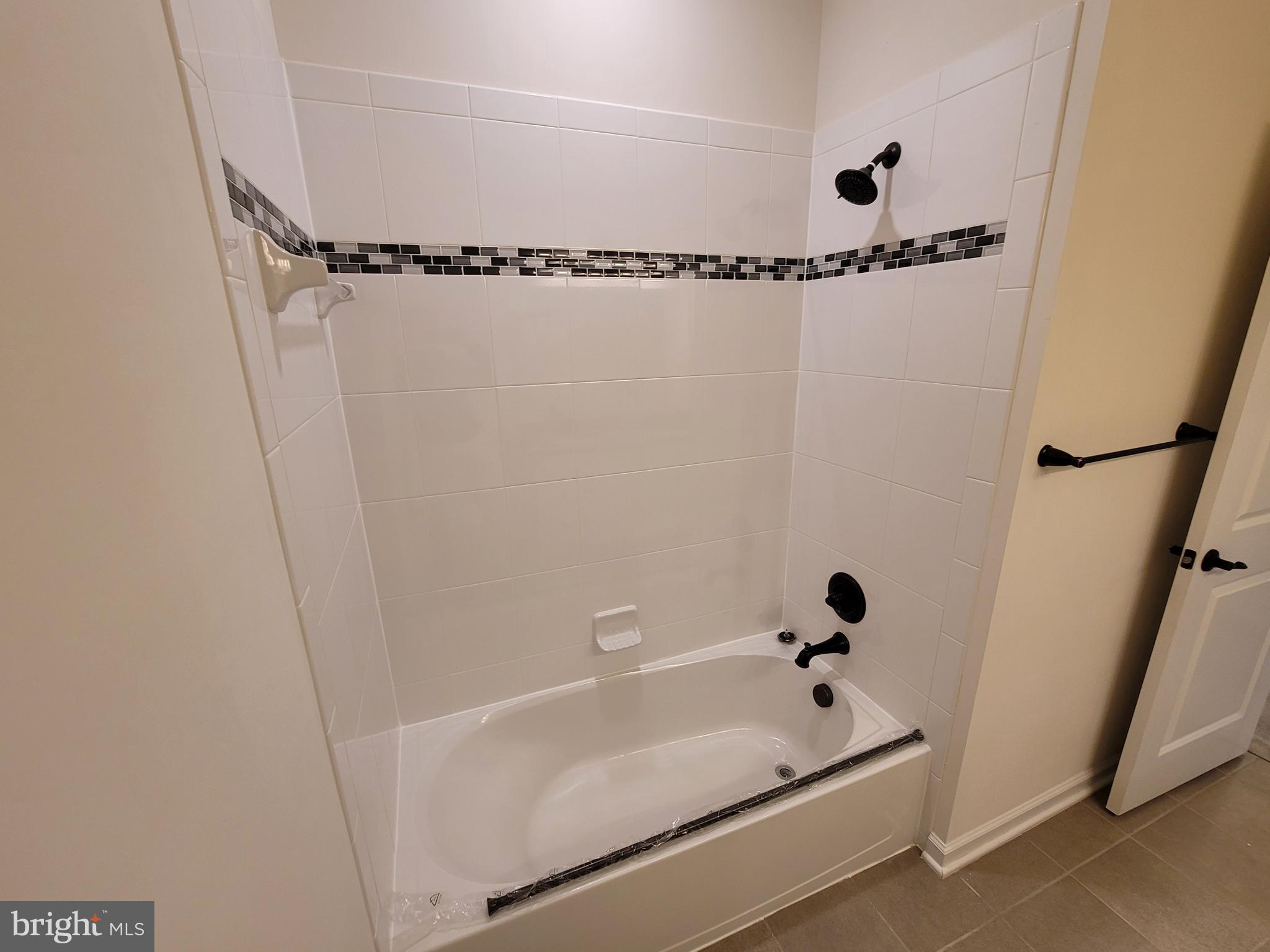 LOUDOUN CROSSING CONDOMINIUM - Residential Lease