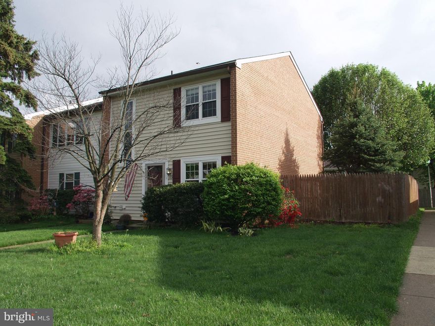 Lovely End Unit w/ ALL Hardwood floors on main, staircase and upper level. 3 BR 2.5BA! Large living room w/ sliding glass door to OVERSIZED fenced backyard.  Separate Dining Room.  Replaced Windows.  RECENT Heat Pump! CLOSE to Charming Downtown Leesburg & Convenient to stores, commuter routes, entertainment.  Property Also For Rent. Pics from 2016