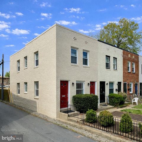 Photo of 433 17th Street SE, WASHINGTON, DC 20003 (MLS # DCDC2254158)