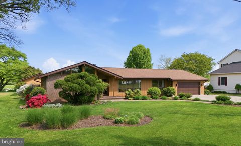 Photo of 908 Bay Street, WOODBRIDGE, VA 22191 (MLS # VAPW2117844)