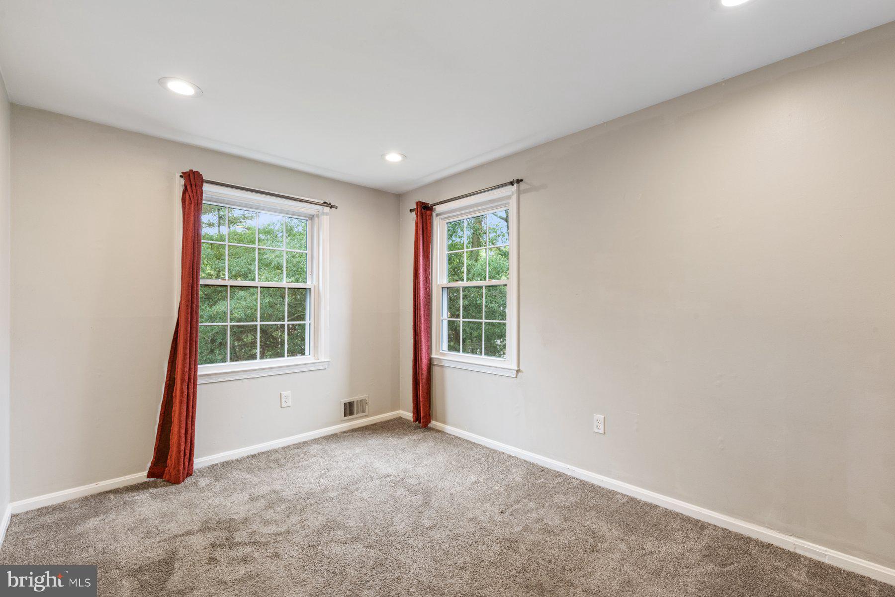 PINEWOOD LAKE - Residential