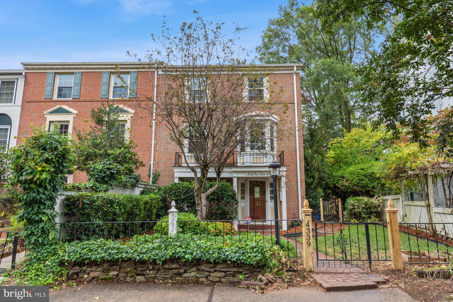 PINEWOOD LAKE - Residential