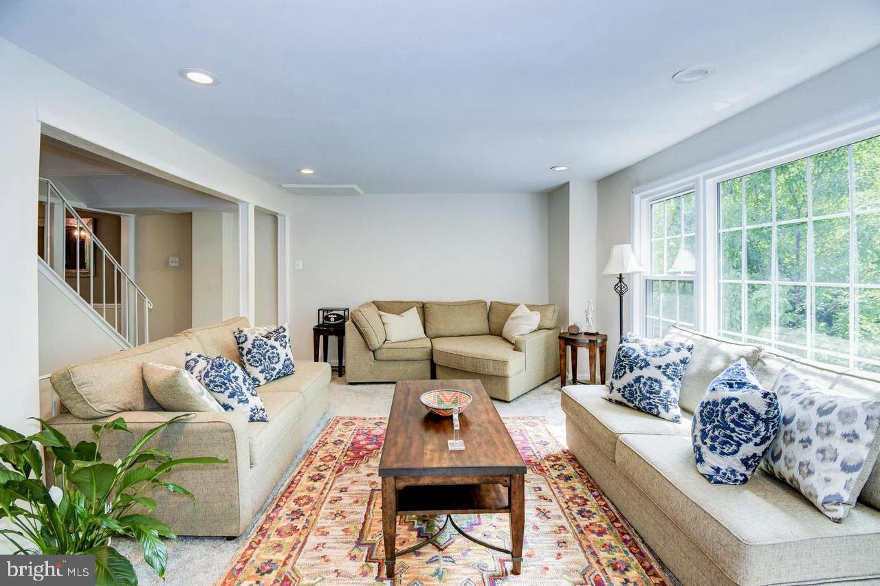 PINEWOOD LAKE - Residential