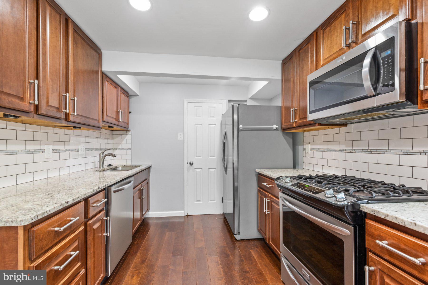 PINEWOOD LAKE - Residential