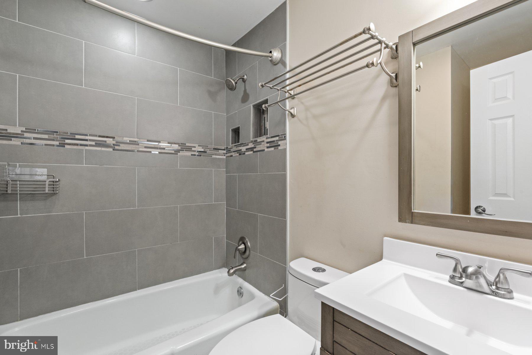 PINEWOOD LAKE - Residential