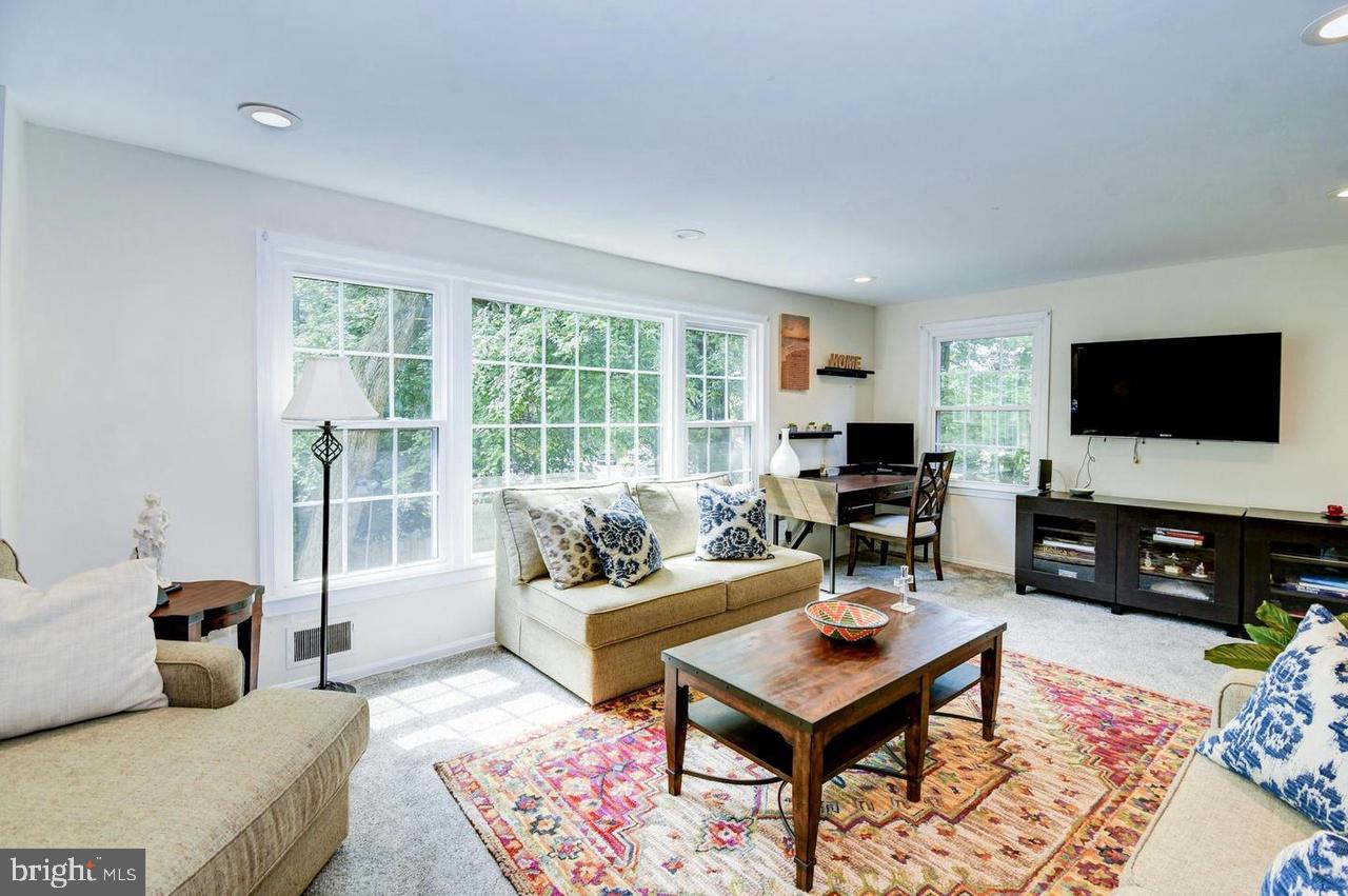 PINEWOOD LAKE - Residential