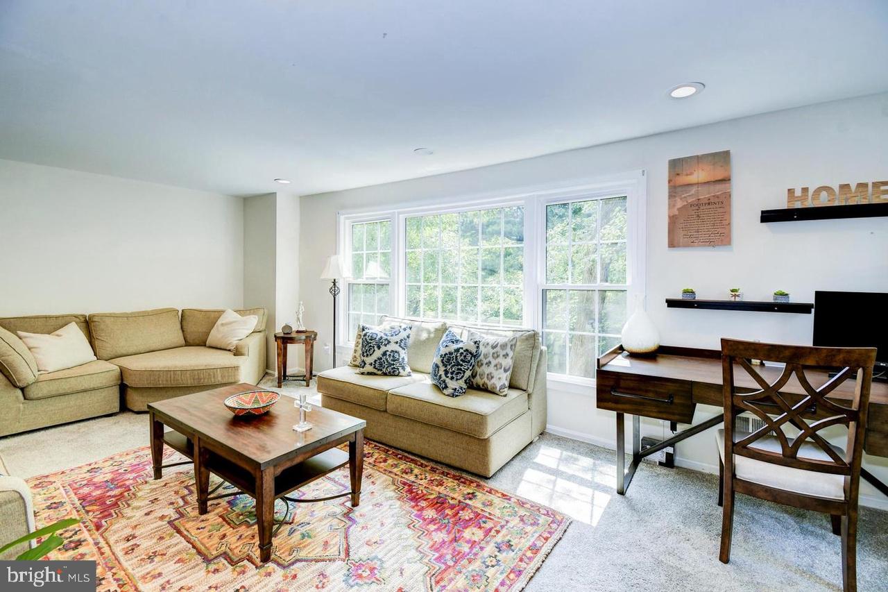 PINEWOOD LAKE - Residential