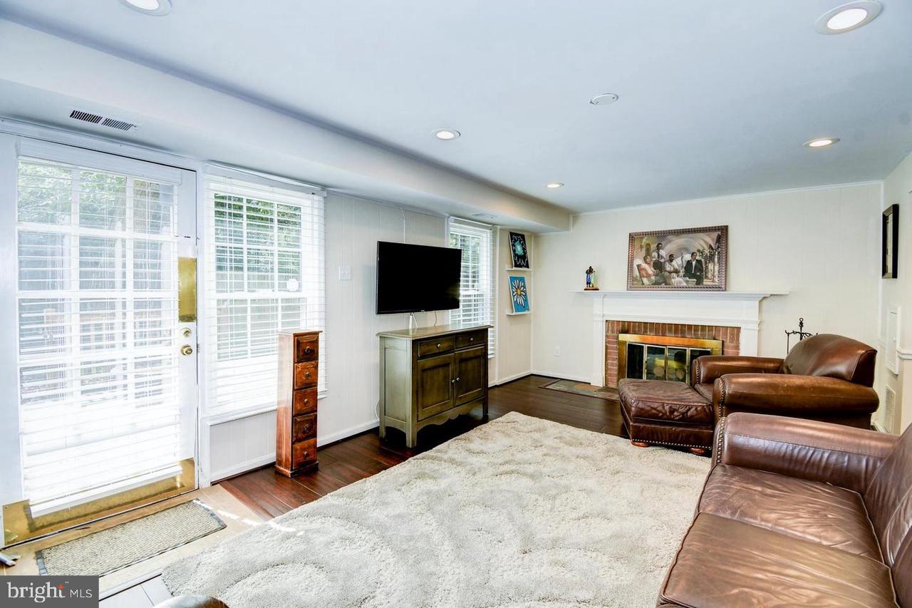 PINEWOOD LAKE - Residential