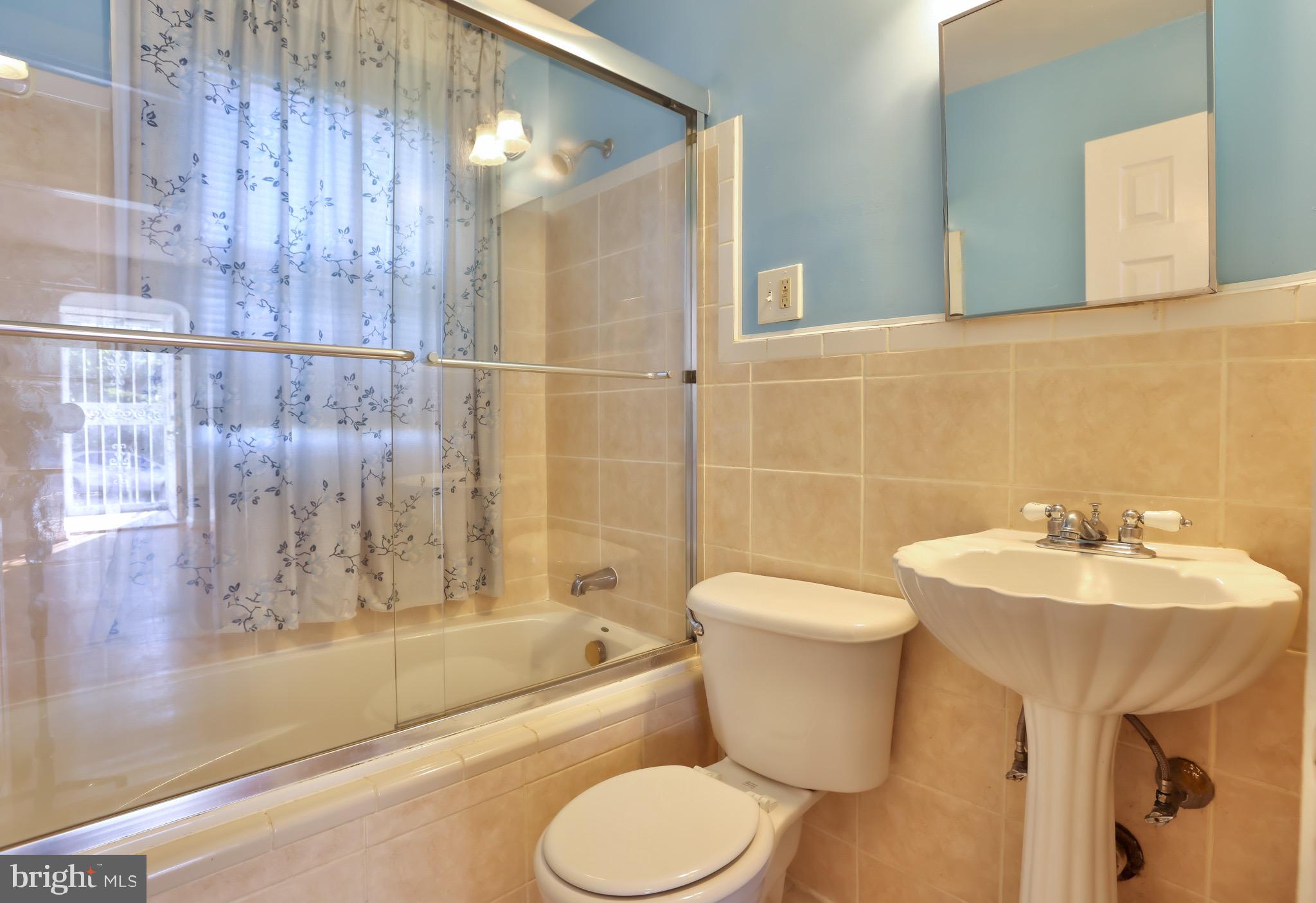 HAMPSHIRE KNOLLS - Residential