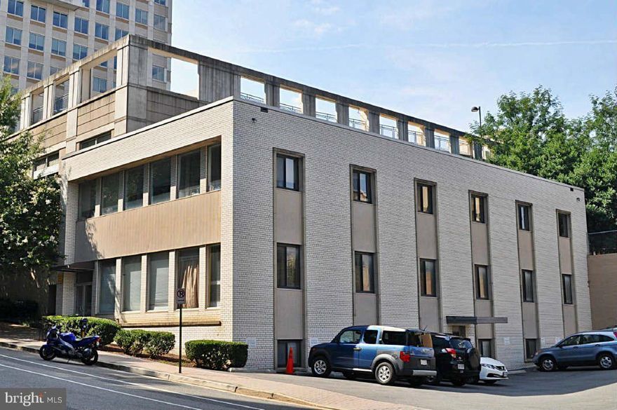 Prime one-room office on the first floor. Ideally located in the heart of Courthouse. 2 blocks to Metro. Steps to the Courthouse. Lease is full service (includes all utilities, cleaning, CAM, 1 parking space). Office measures 15 x 15.7.  Owner/agent.