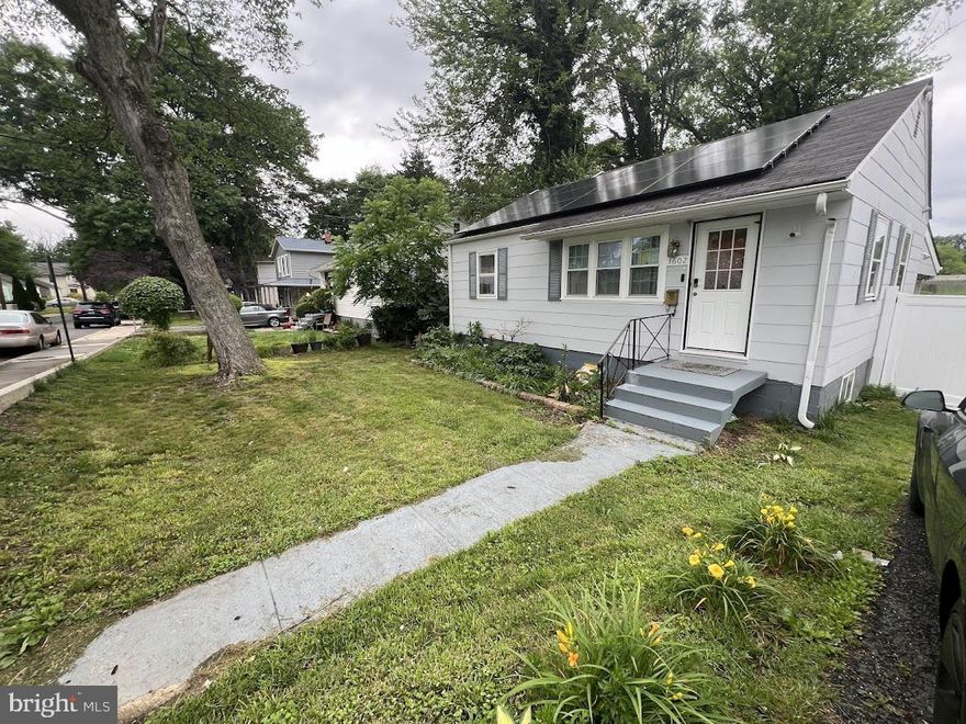 Cute single family house with a driveway and awesome yard. 2 Beds and 1 full bath on main level, additional 2 beds and 1 full bath on lower level.