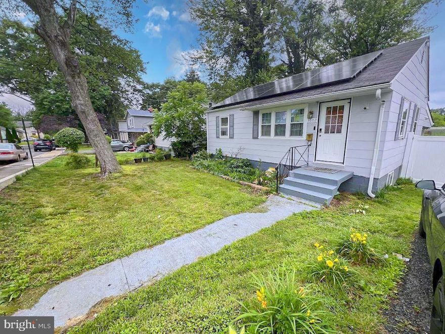 Cute single family house with a driveway and awesome yard. 2 Beds and 1 full bath on main level, additional 2 beds and 1 full bath on lower level.