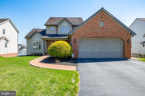 Photo of 935 HEDGEWYCK LN, ELIZABETHTOWN, PA 17022 (MLS # PALA2033298)