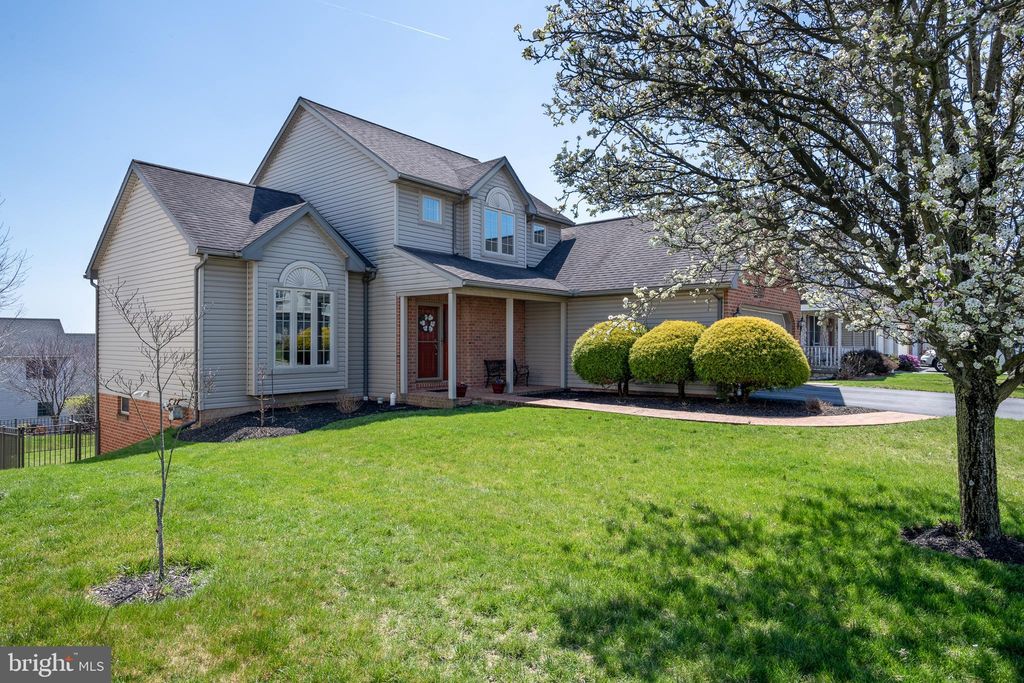 Photo of 935 HEDGEWYCK LN, ELIZABETHTOWN, PA 17022 (MLS # PALA2033298)