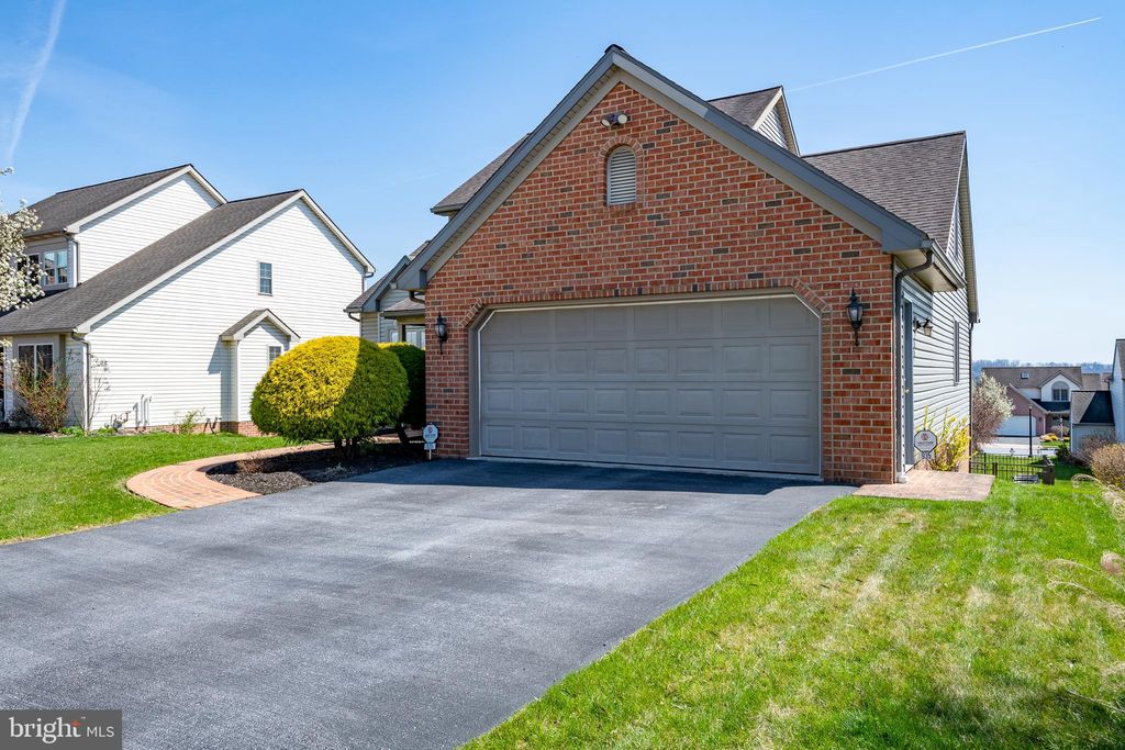 Photo of 935 HEDGEWYCK LN, ELIZABETHTOWN, PA 17022 (MLS # PALA2033298)