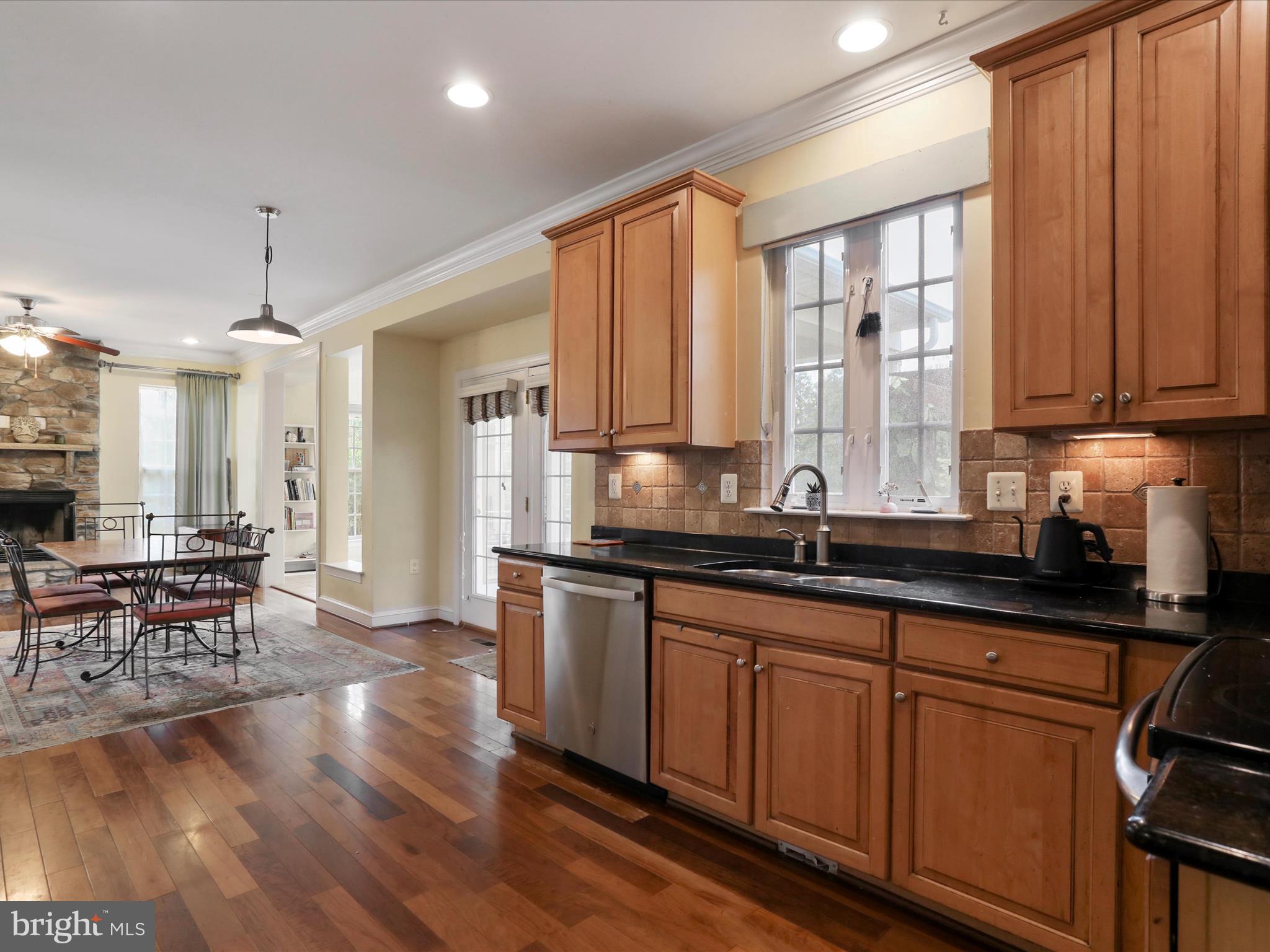 COLONIAL HILLS - Residential