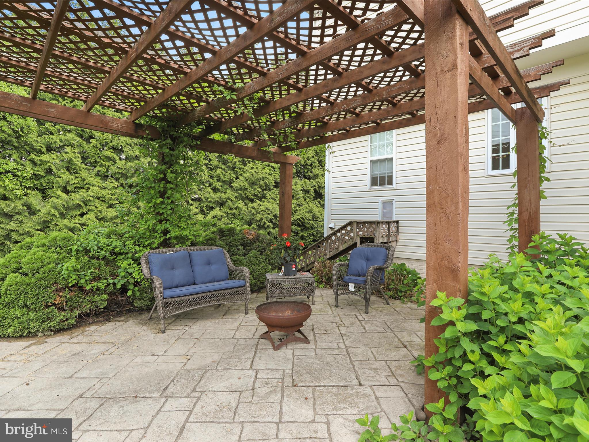 COLONIAL HILLS - Residential