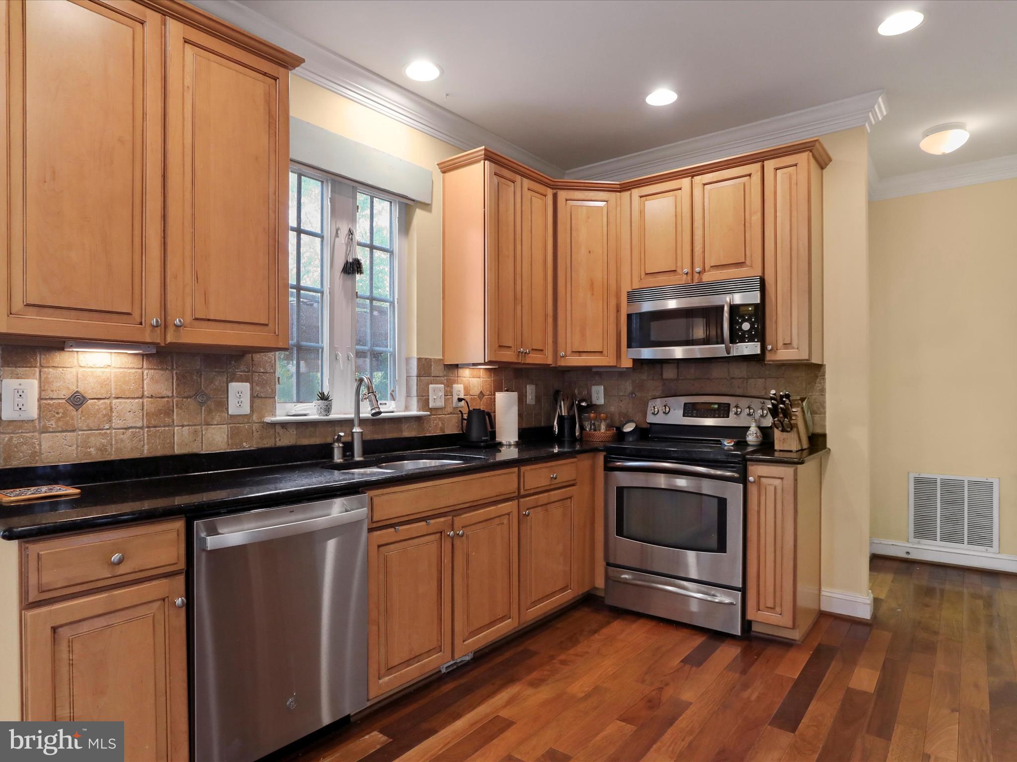 COLONIAL HILLS - Residential