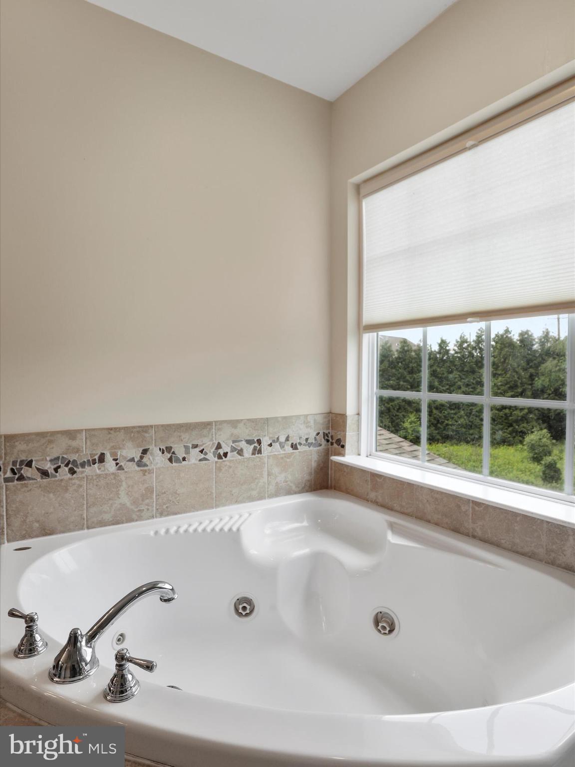 COLONIAL HILLS - Residential