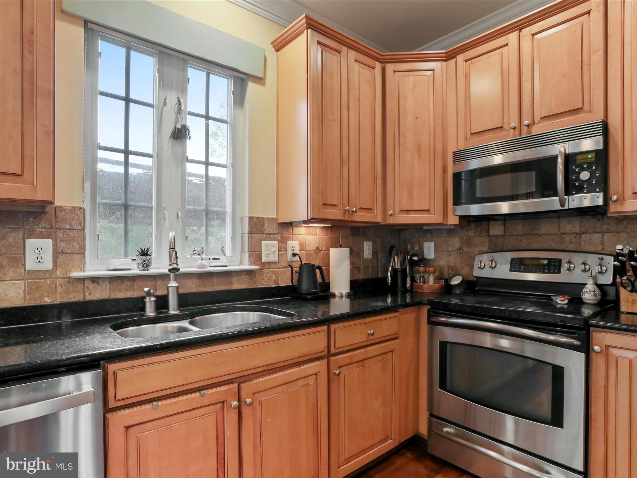 COLONIAL HILLS - Residential