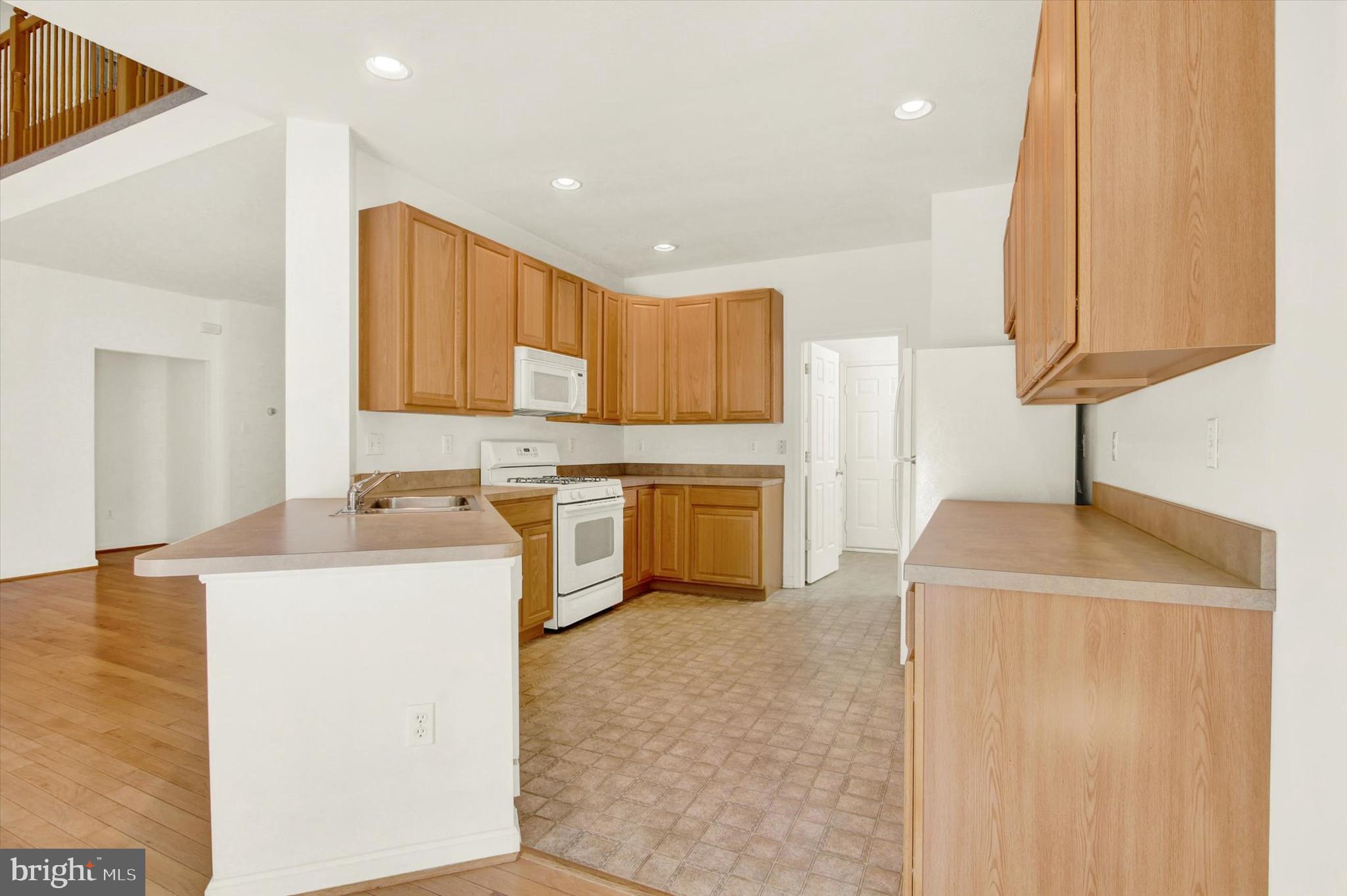 CAMELOT SQUARE - Residential