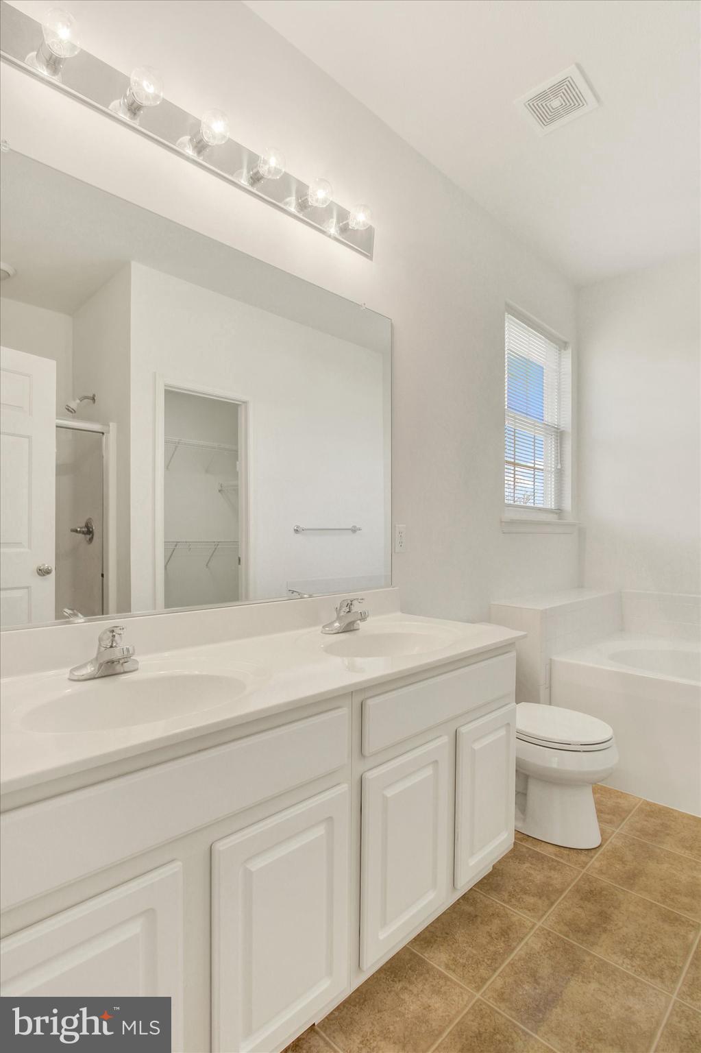 CAMELOT SQUARE - Residential