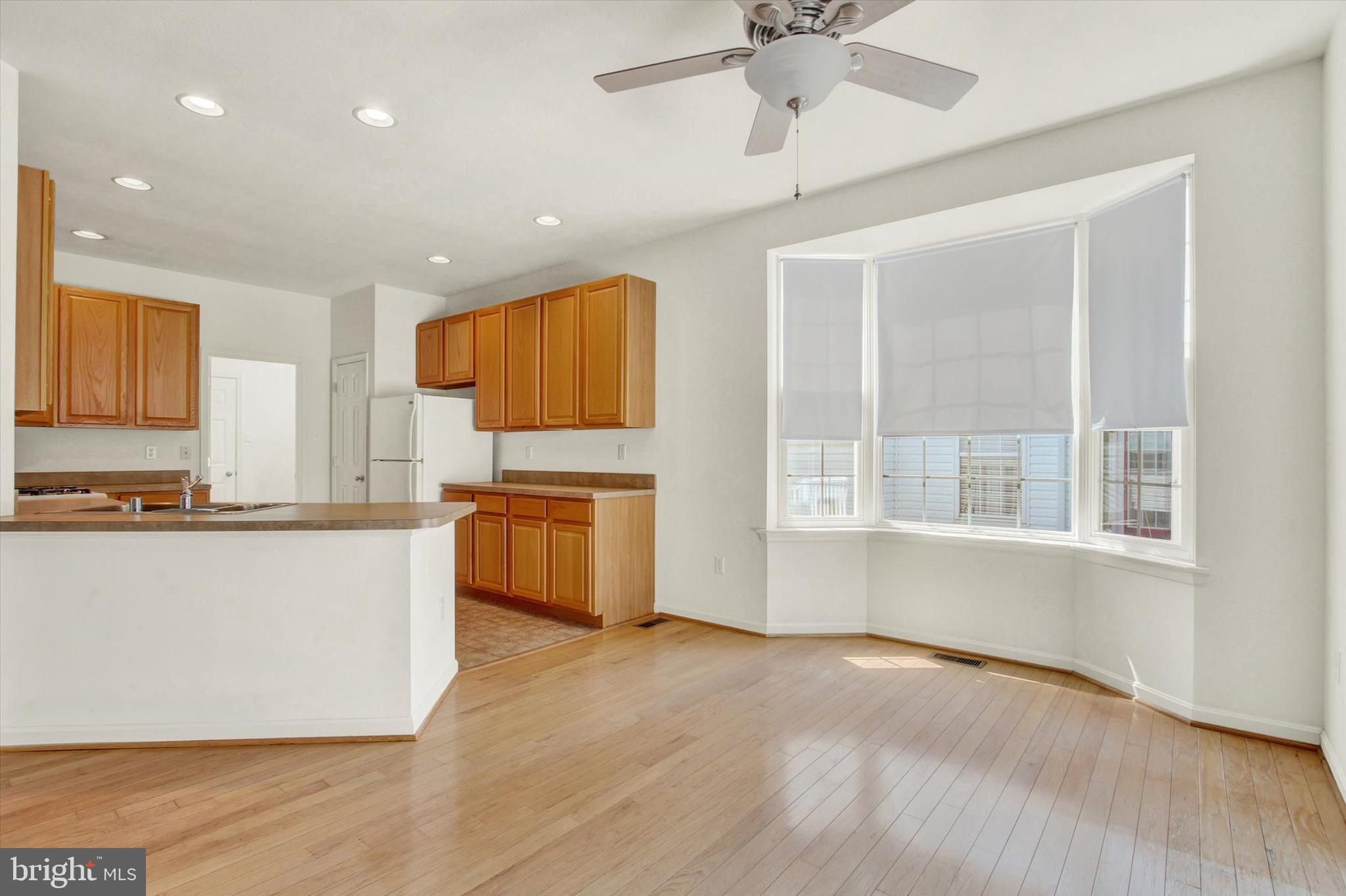 CAMELOT SQUARE - Residential