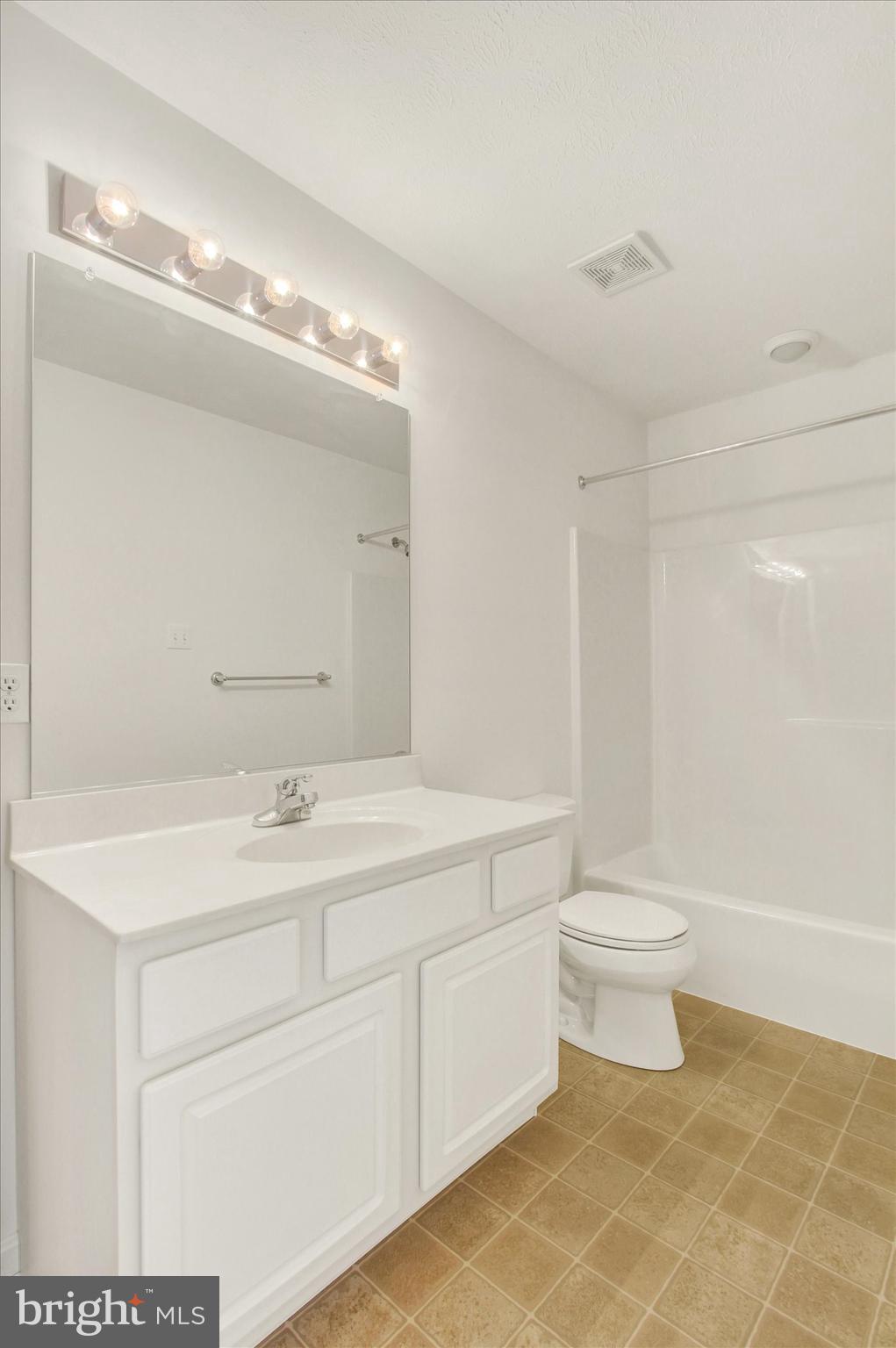 CAMELOT SQUARE - Residential