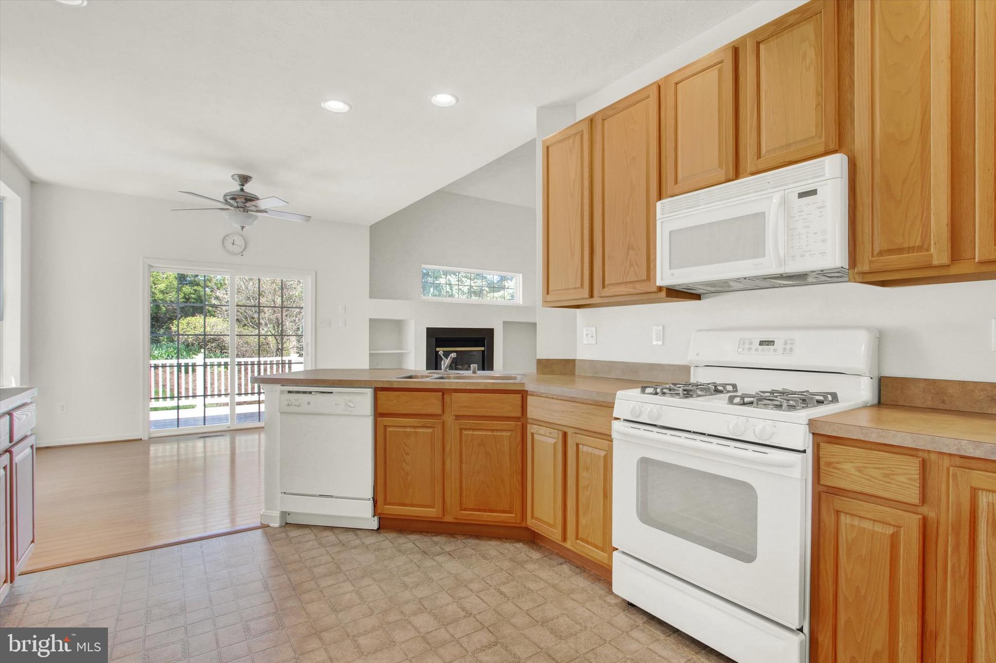 CAMELOT SQUARE - Residential