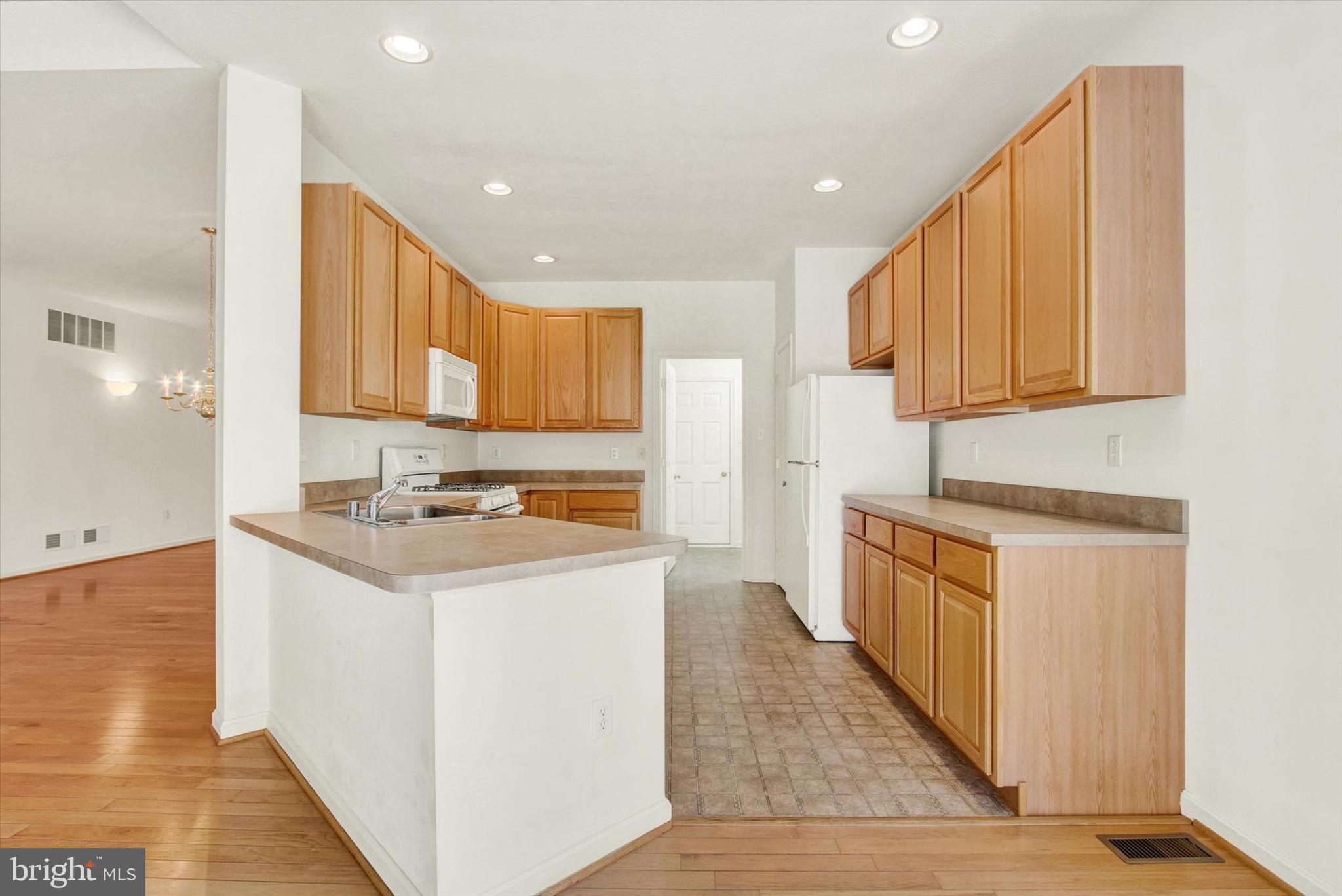 CAMELOT SQUARE - Residential