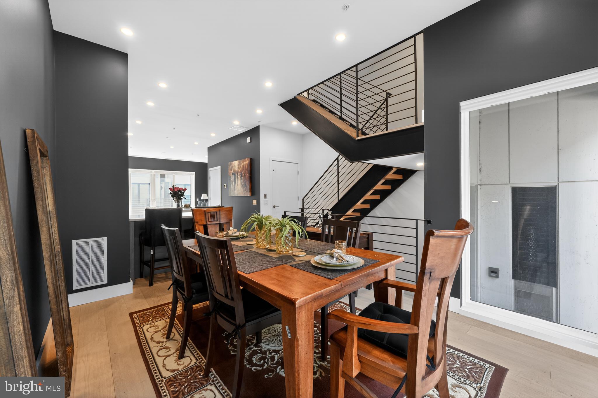 LOGAN SQUARE - Residential