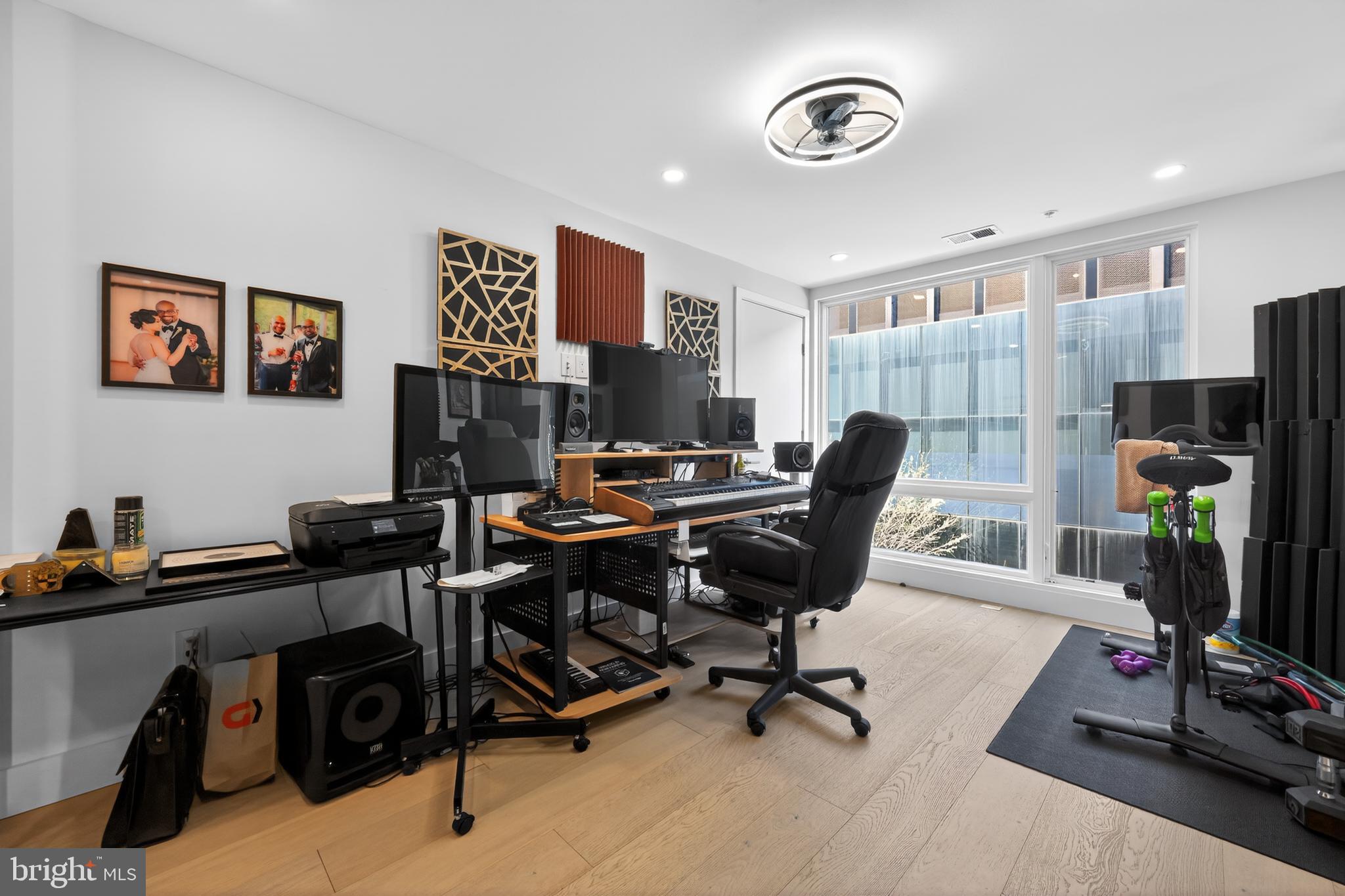 LOGAN SQUARE - Residential