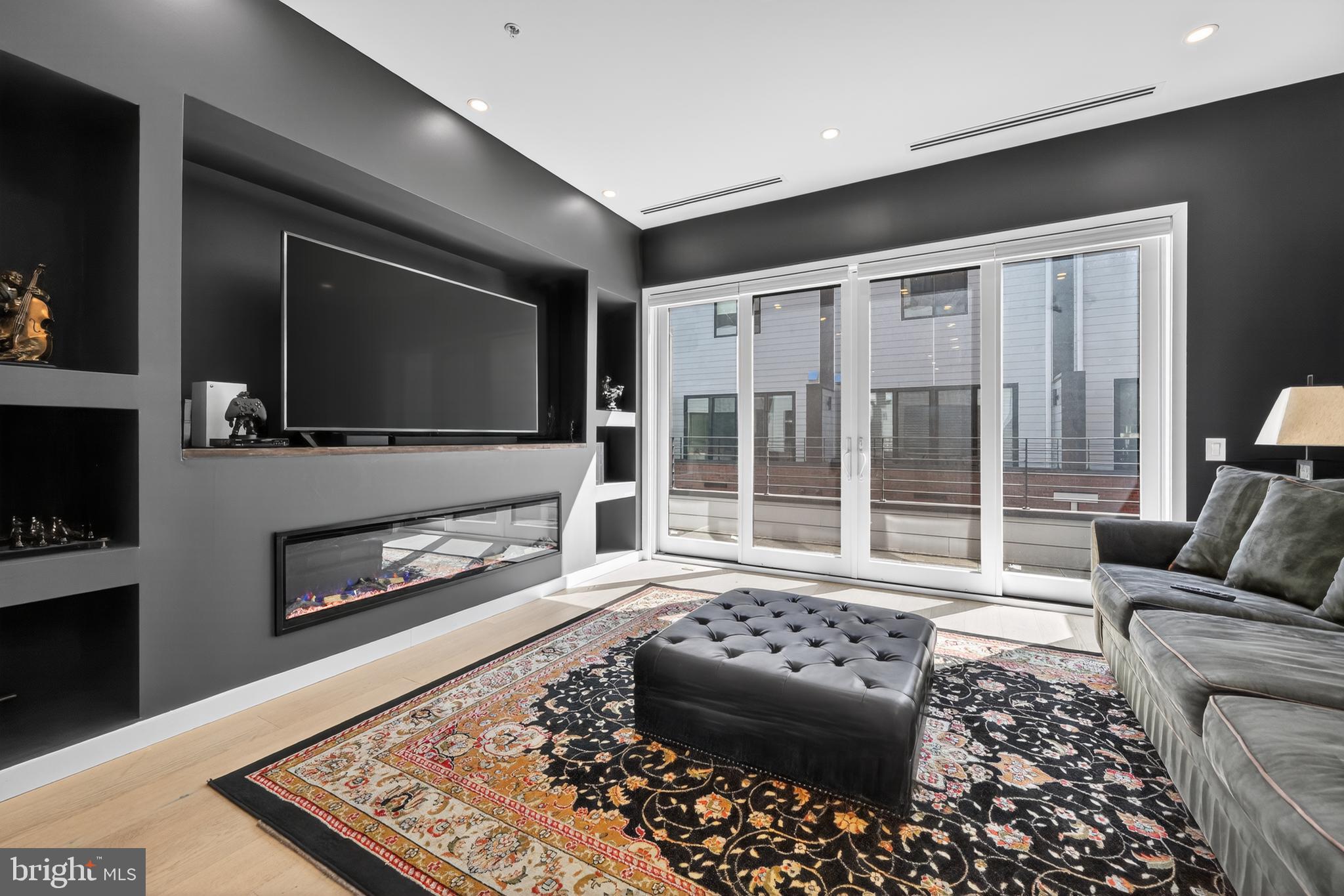 LOGAN SQUARE - Residential