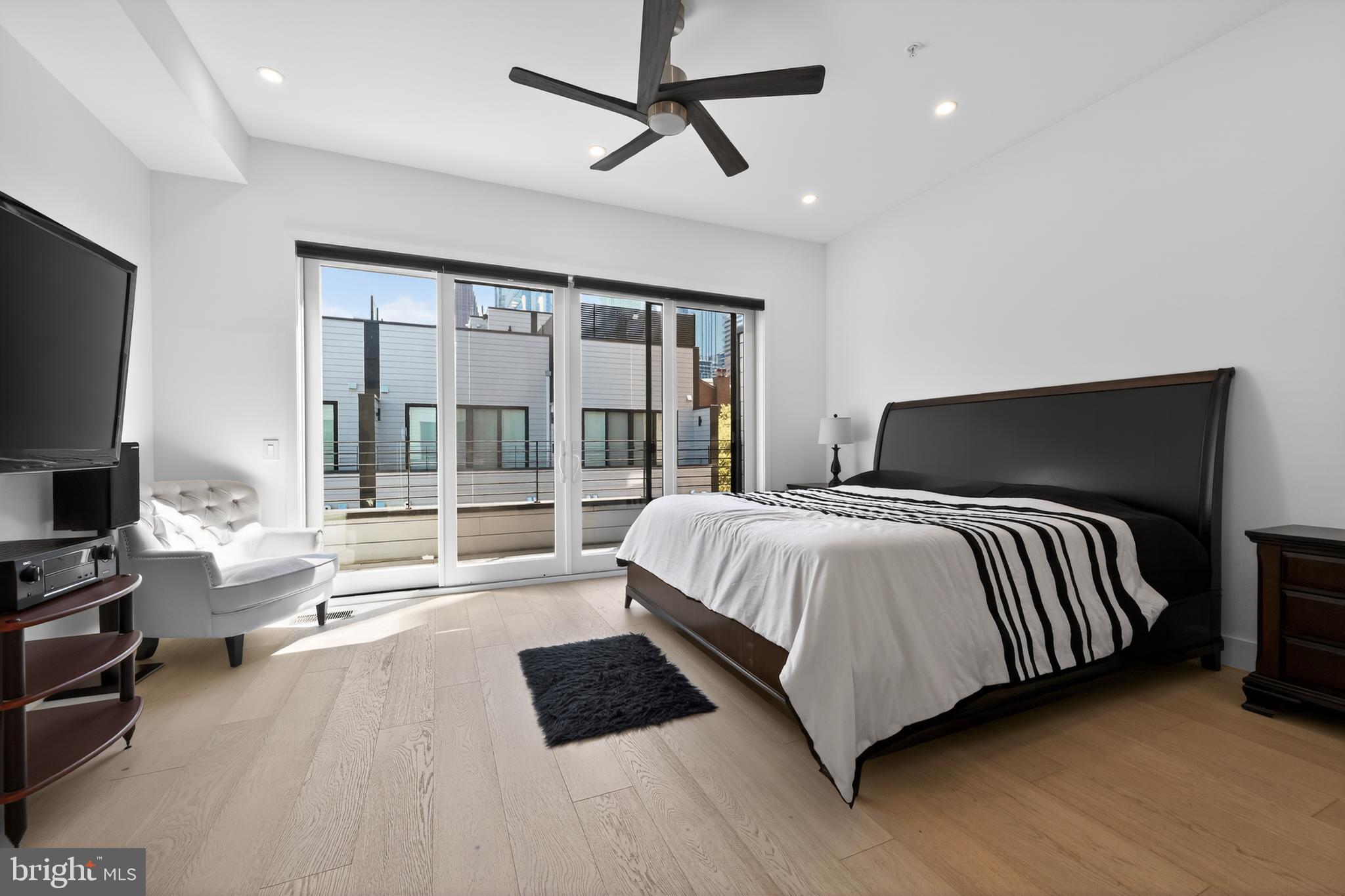 LOGAN SQUARE - Residential