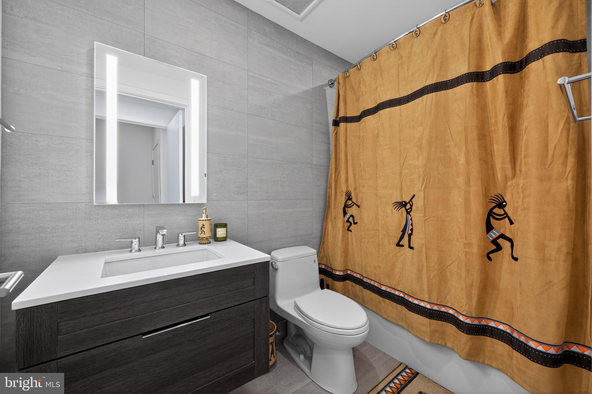 LOGAN SQUARE - Residential