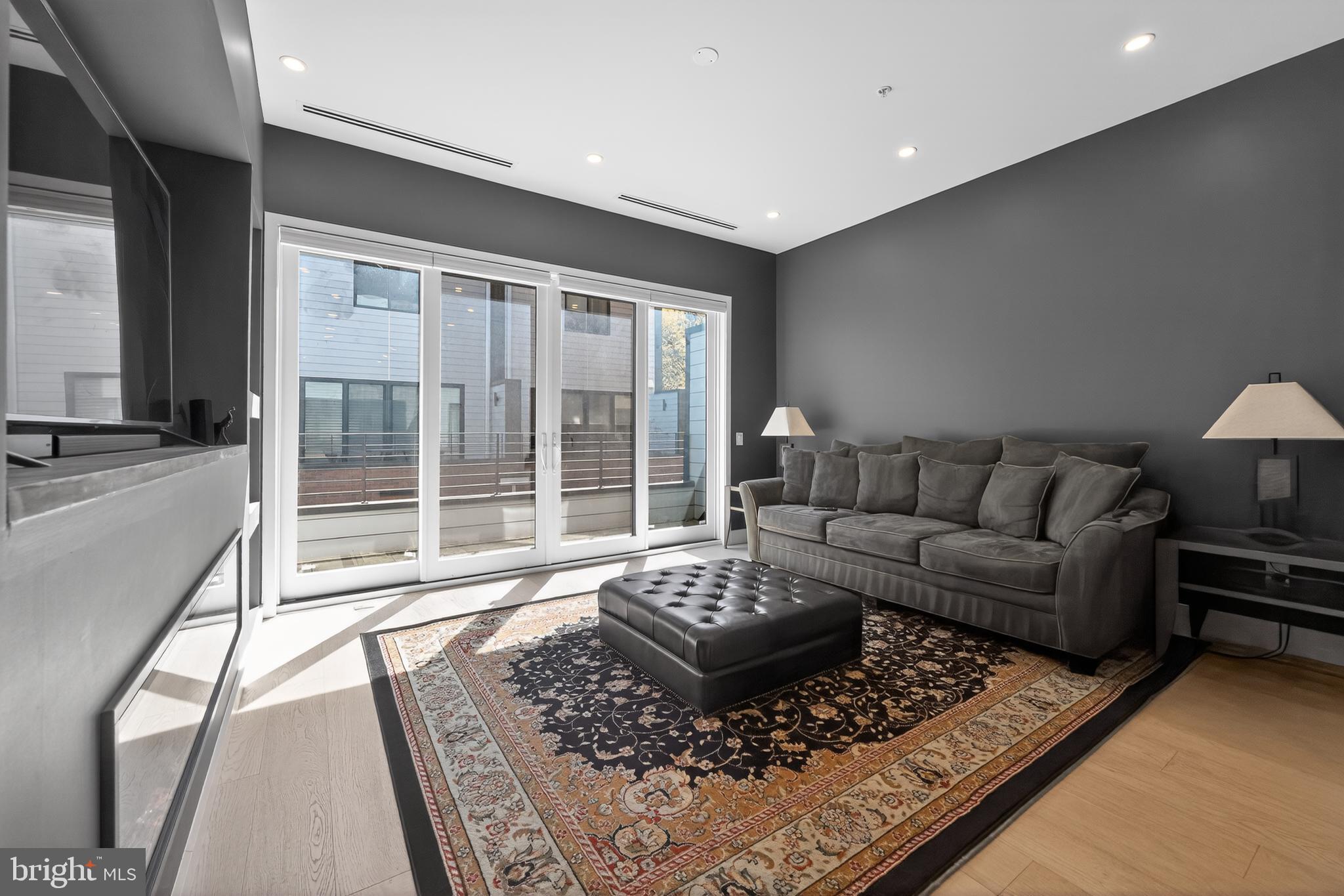 LOGAN SQUARE - Residential