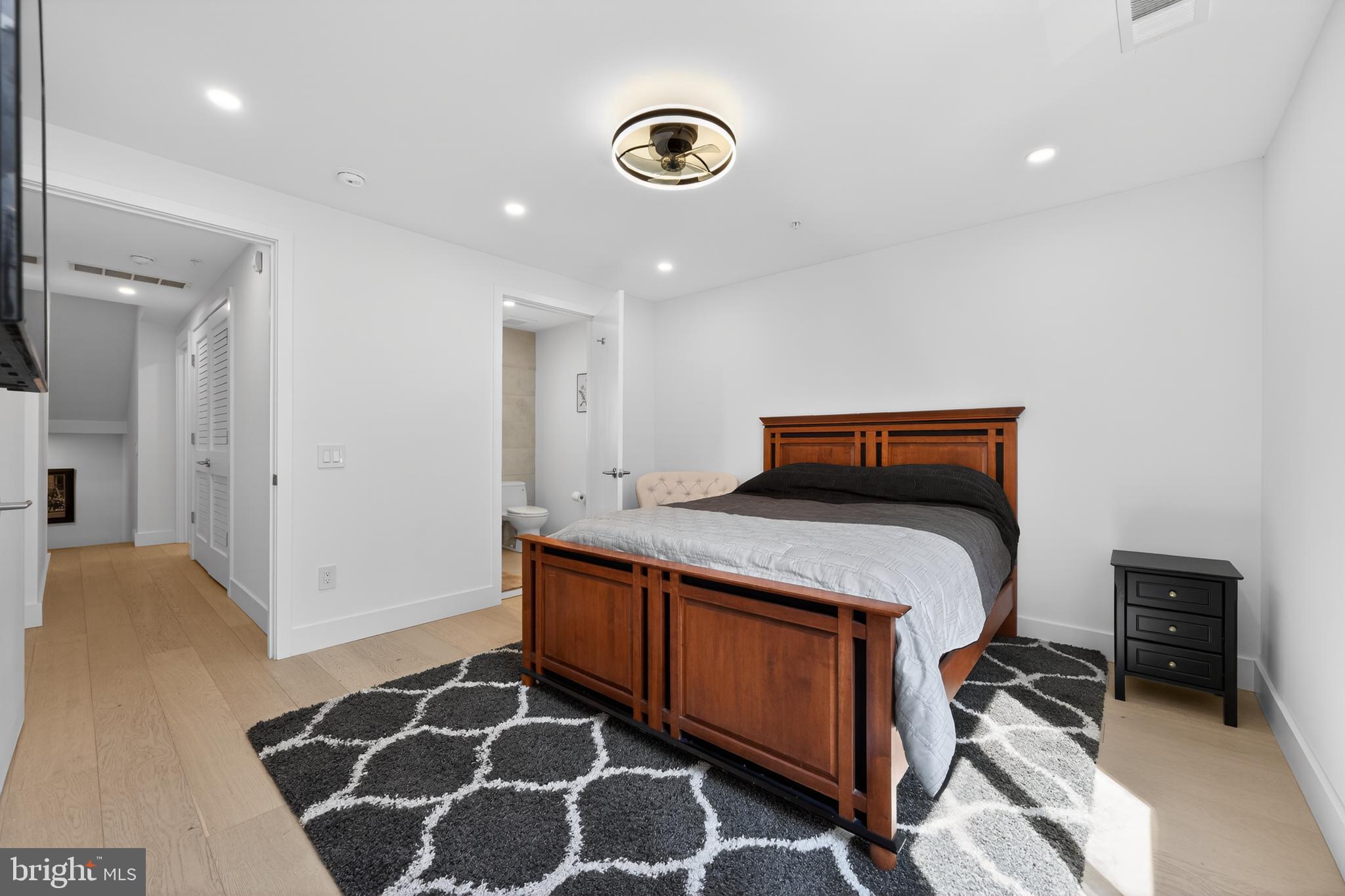 LOGAN SQUARE - Residential