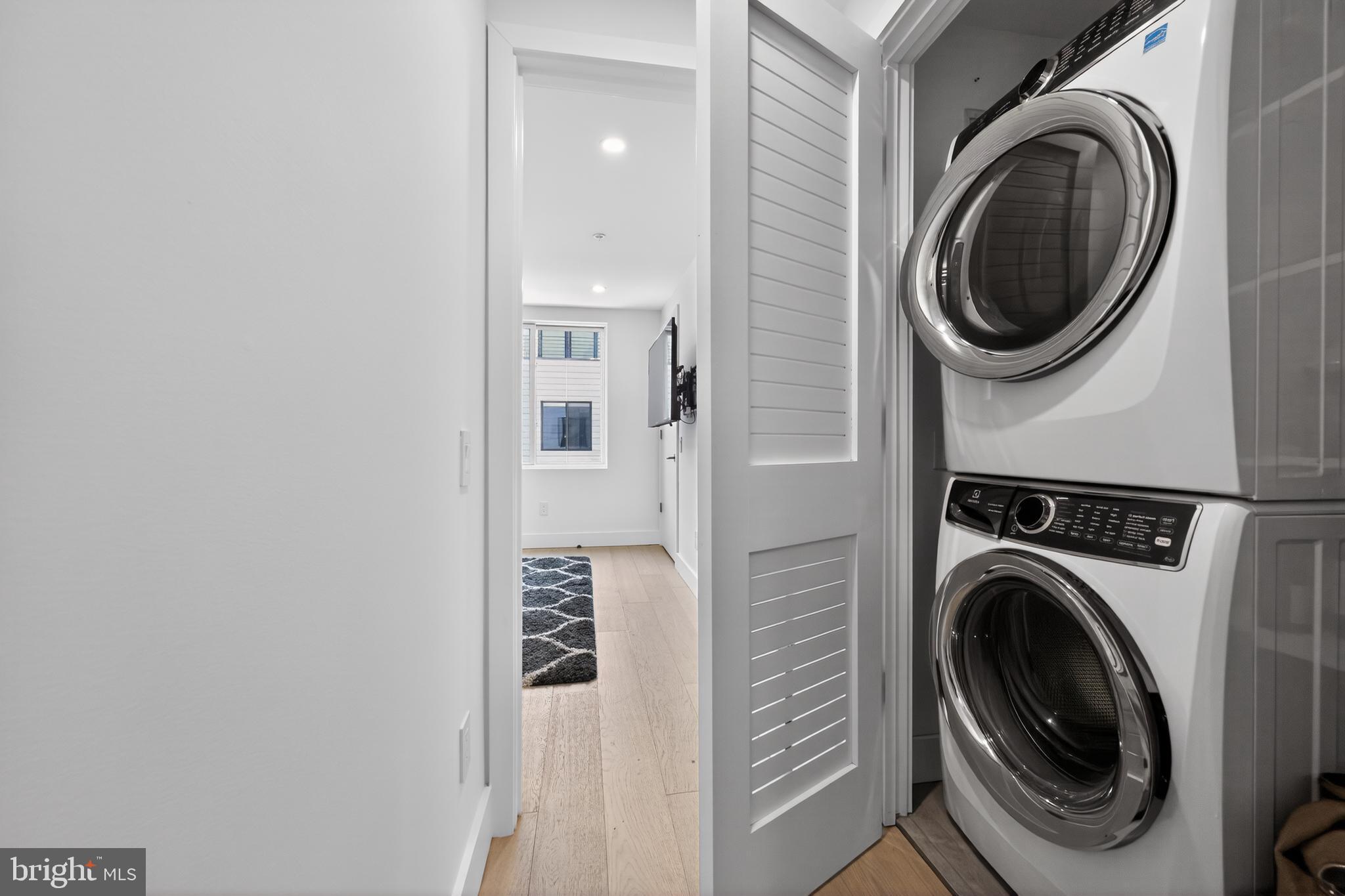 LOGAN SQUARE - Residential