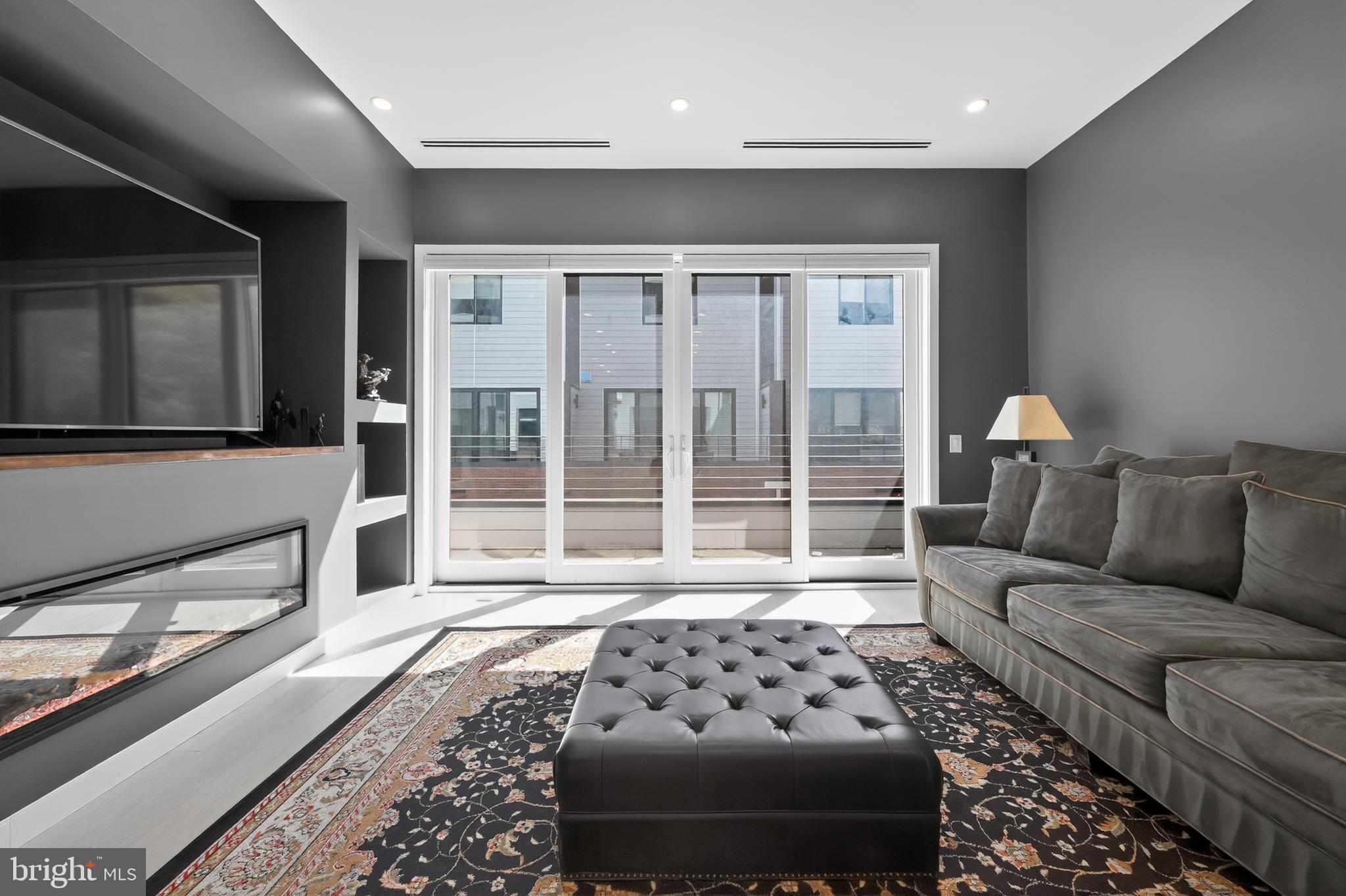 LOGAN SQUARE - Residential