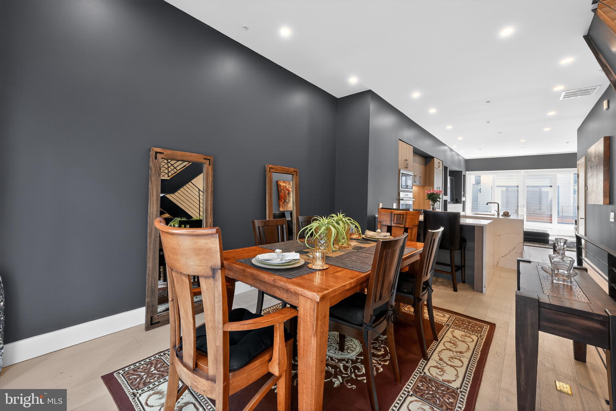 LOGAN SQUARE - Residential