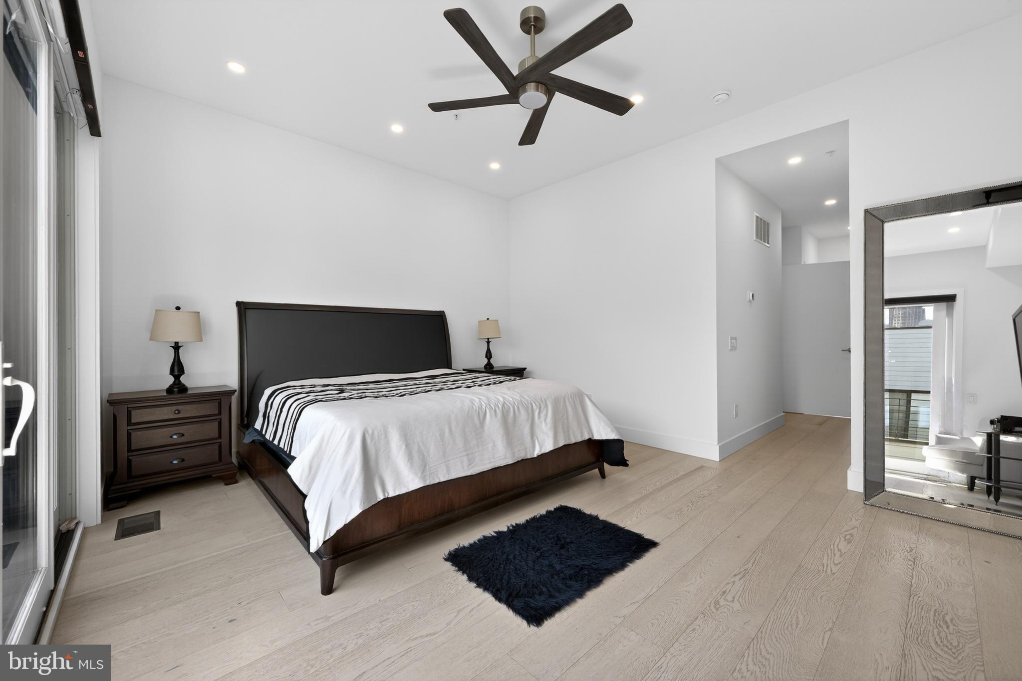 LOGAN SQUARE - Residential