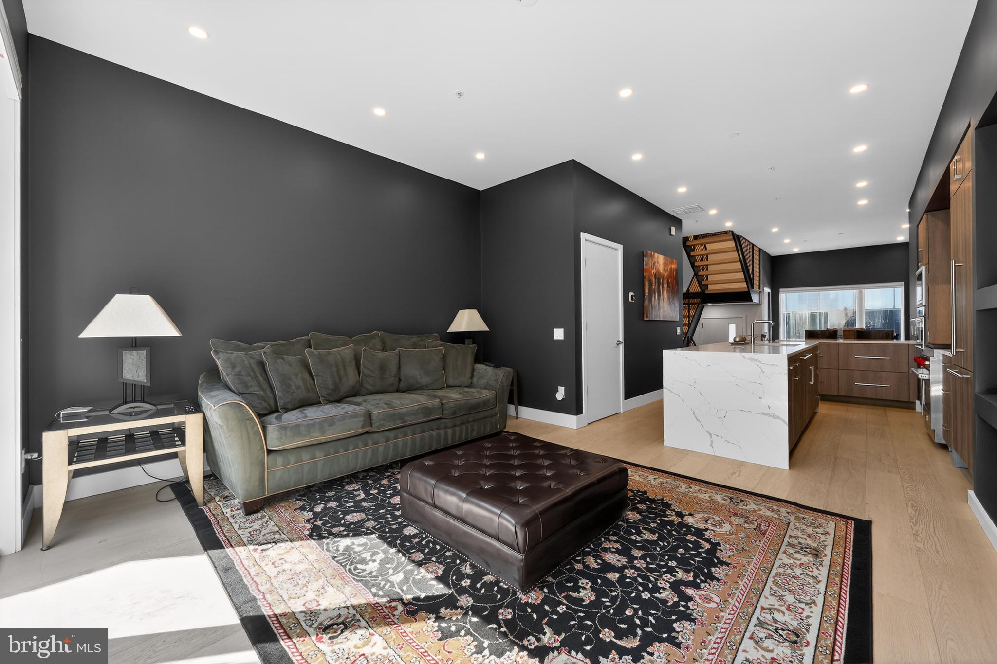 LOGAN SQUARE - Residential